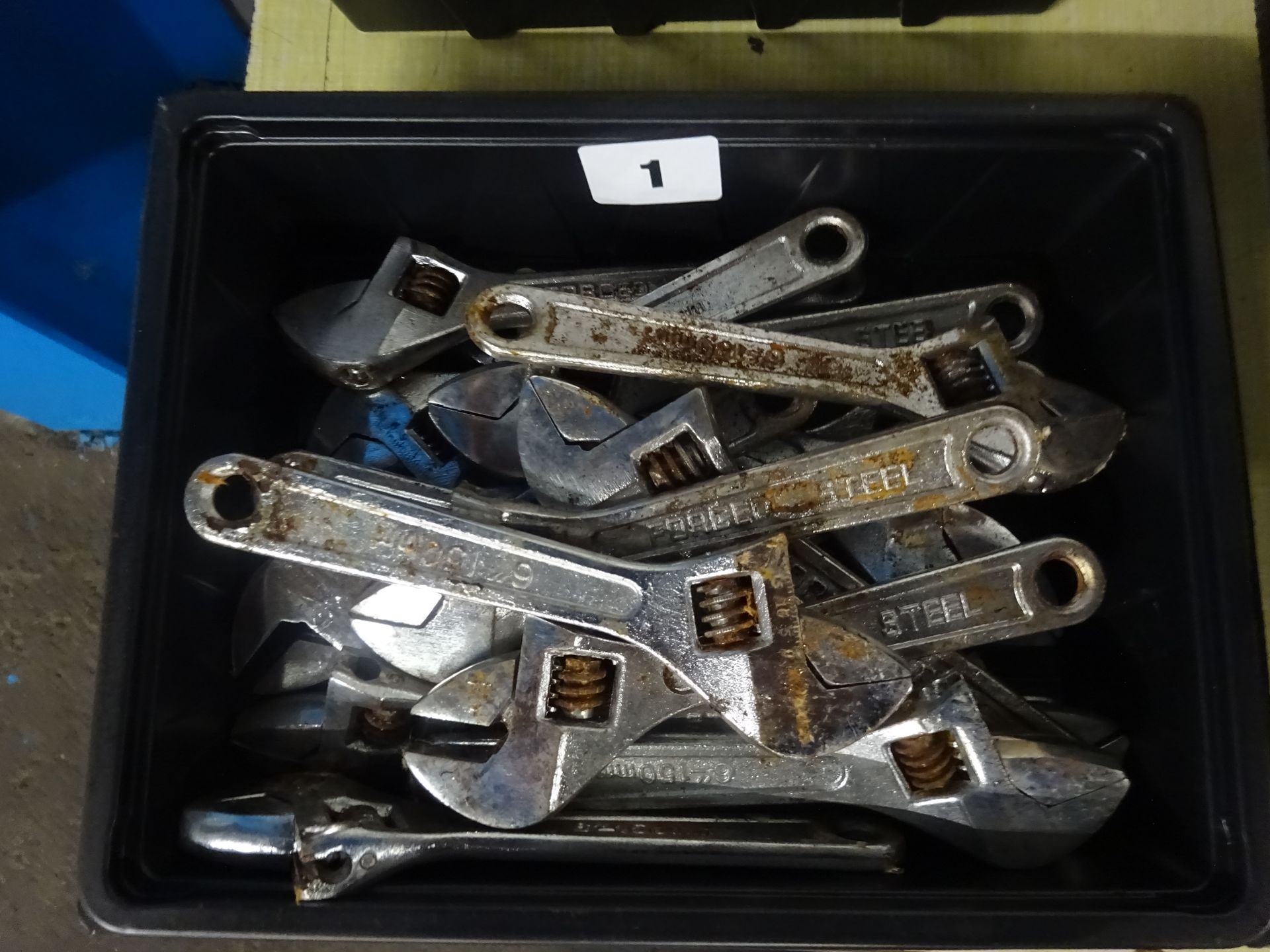 BOX OF 26IN ADJUSTABLE SPANNERS (SLIGHTY RUSTY)