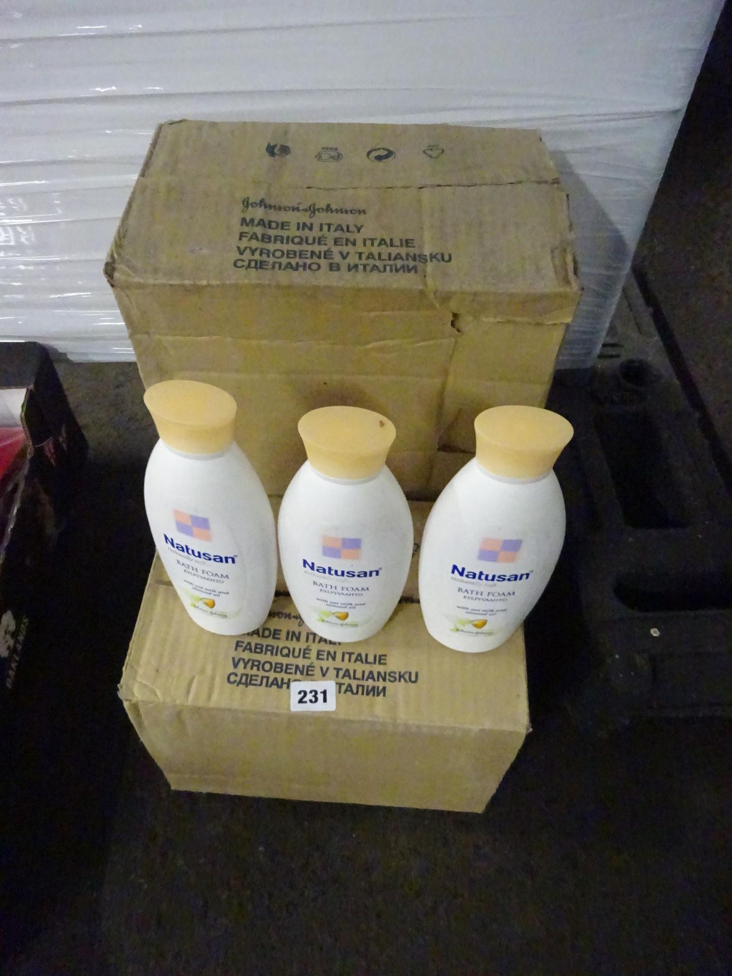 X 36 BOTTLES JOHNSON & JOHNSON BATH FOAM