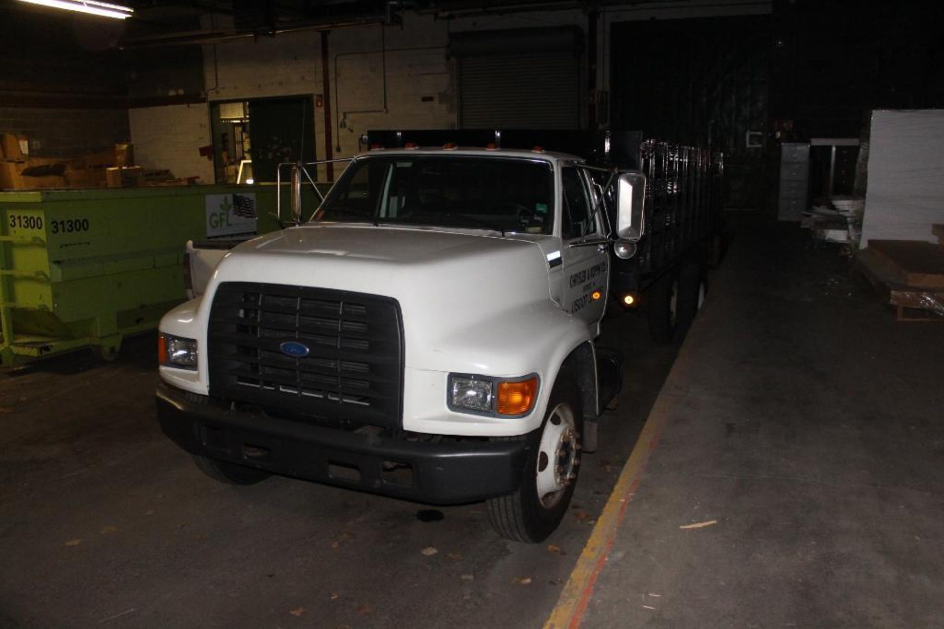 Ford F800 22' Single Axle Flatbed Stake Truck - Image 5 of 7