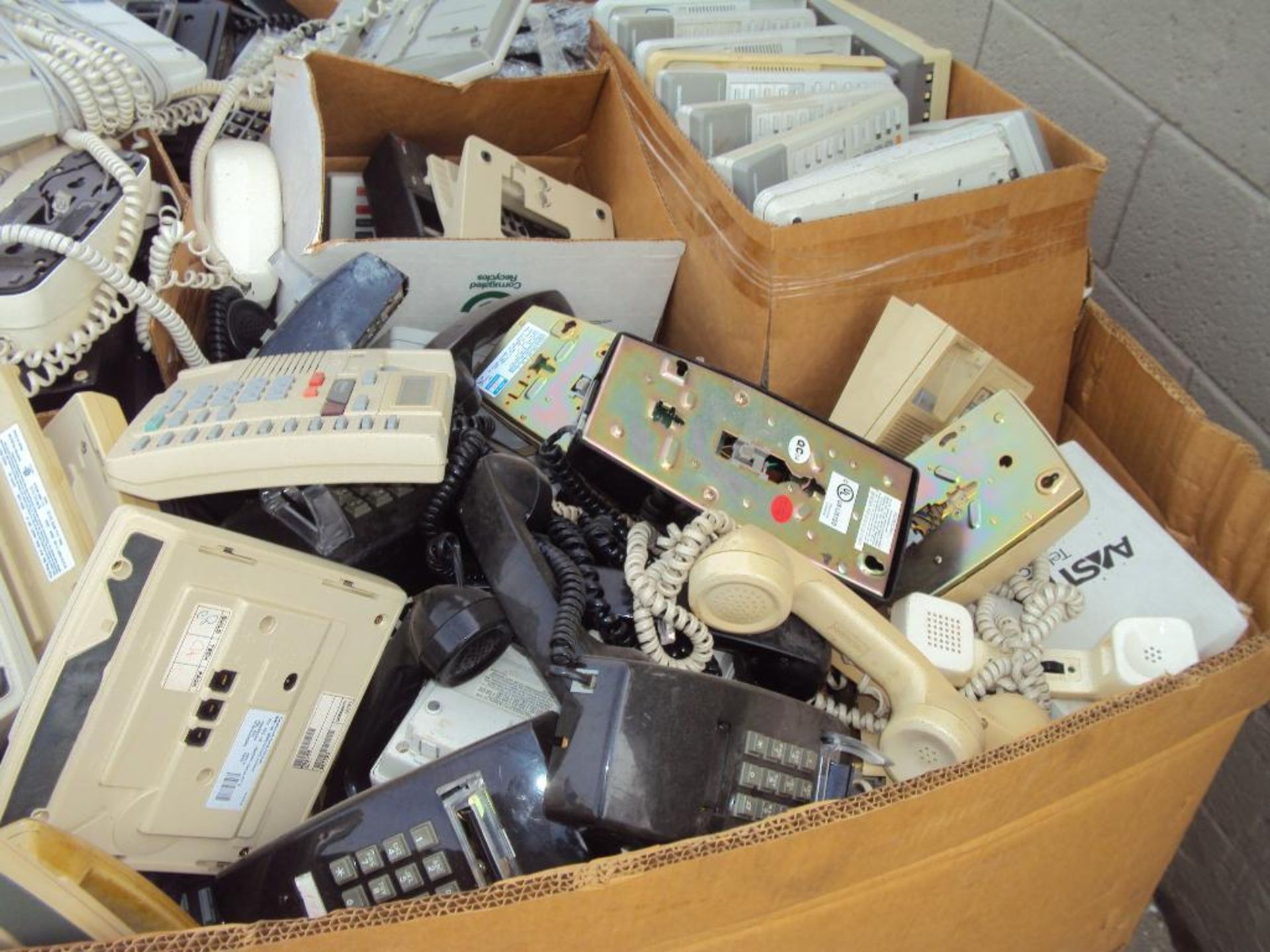 GAYLORD BOX OF ASSORTED TELEPHONE HAND SETS - Image 3 of 5