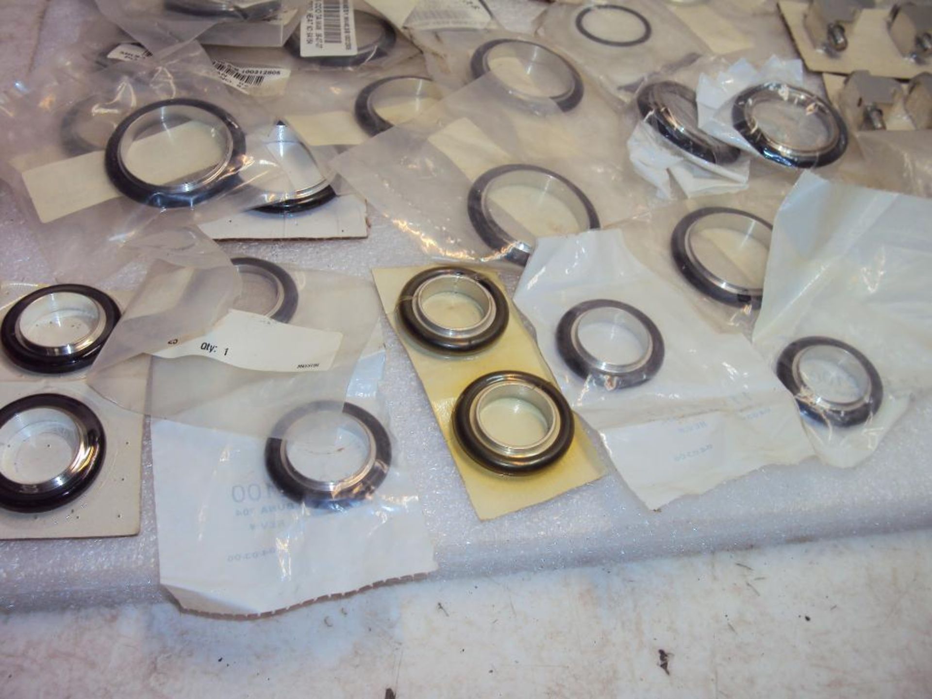 ASSORTED HIGH VACUUM SEALS, CLAMPS & GASKETS IN ONE LOT - Image 6 of 8