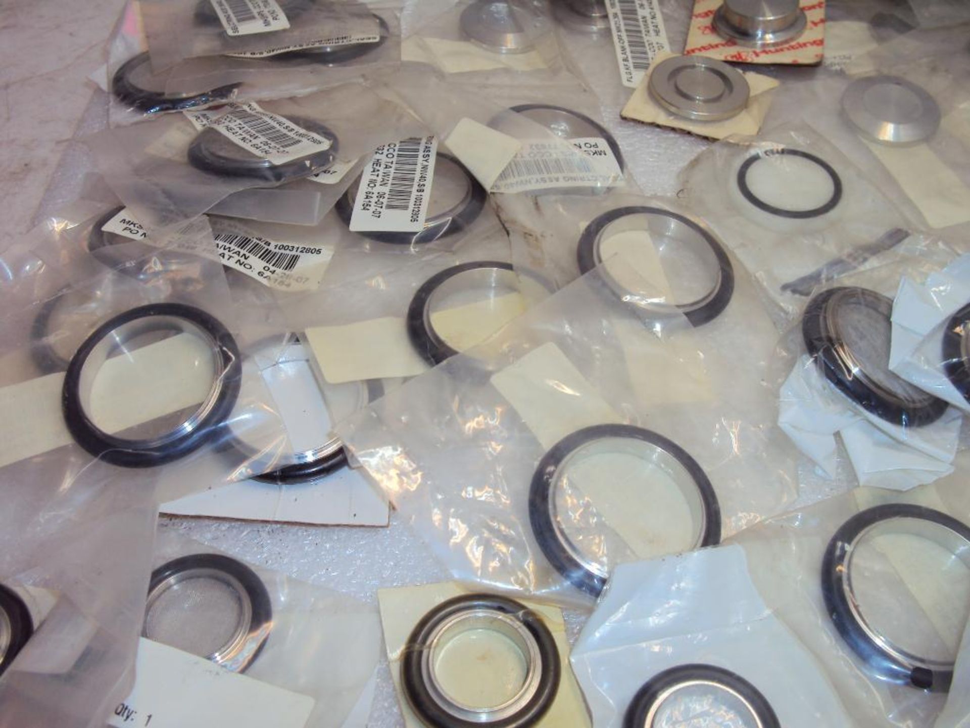 ASSORTED HIGH VACUUM SEALS, CLAMPS & GASKETS IN ONE LOT - Image 5 of 8