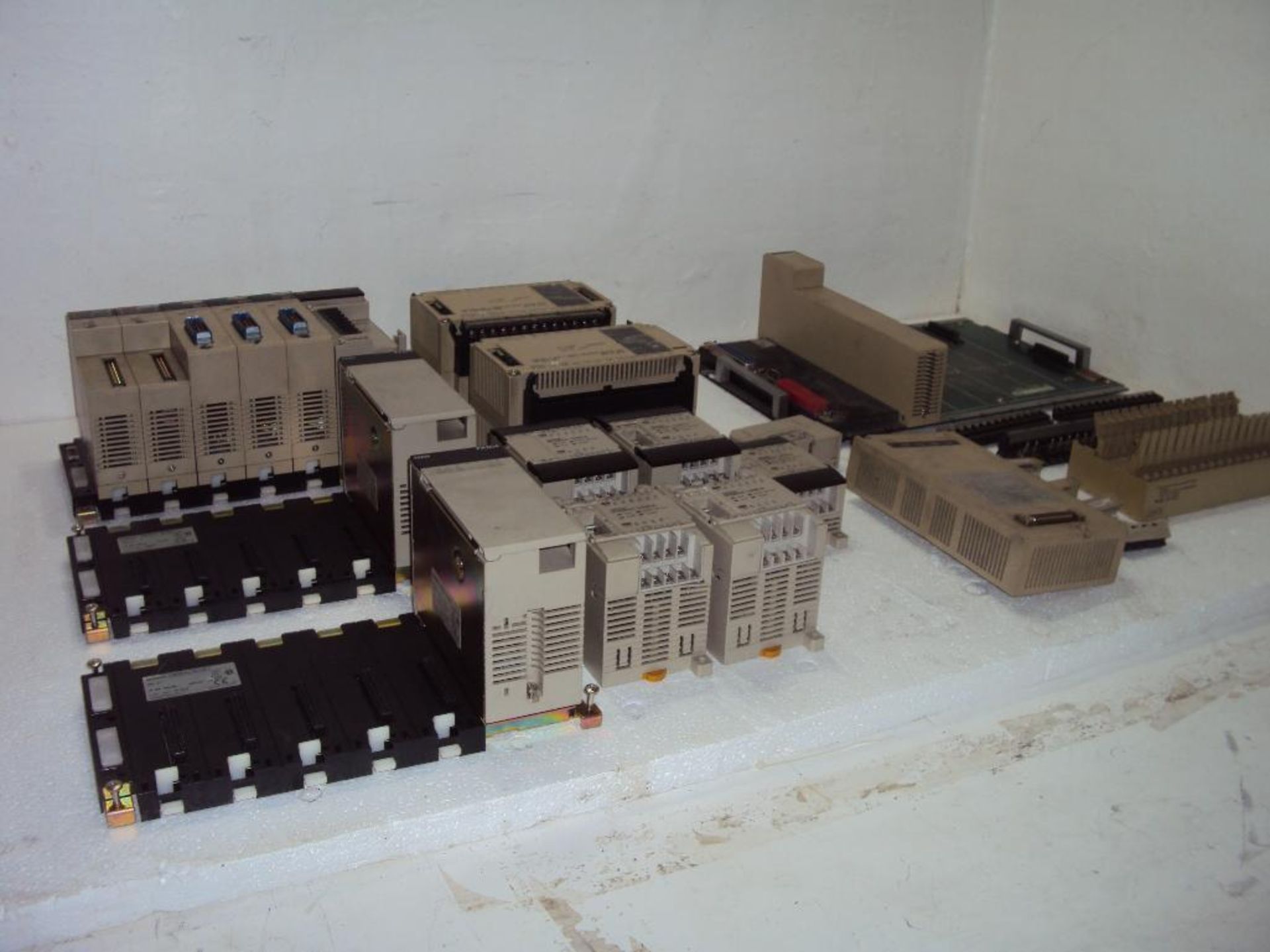 Legacy Omron Sysmac PLC controllers and modules - Image 7 of 7