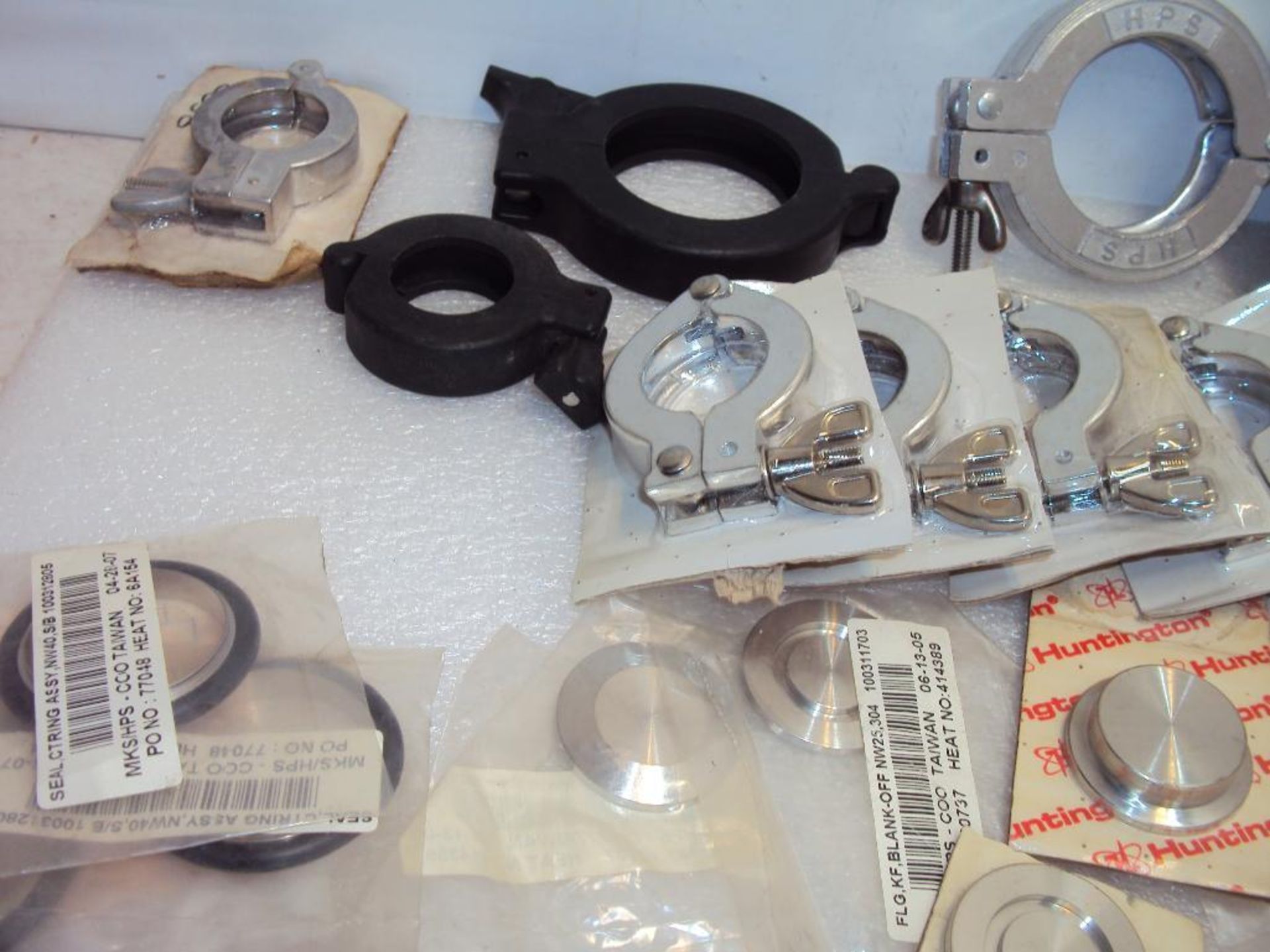 ASSORTED HIGH VACUUM SEALS, CLAMPS & GASKETS IN ONE LOT - Image 4 of 8