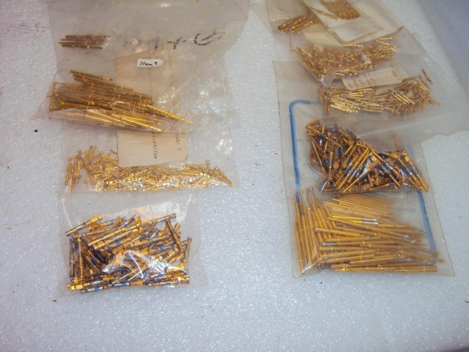 Lot of GOLD AND SILVER PLATED ELECTRICAL PINS & PLUGS - Image 2 of 8