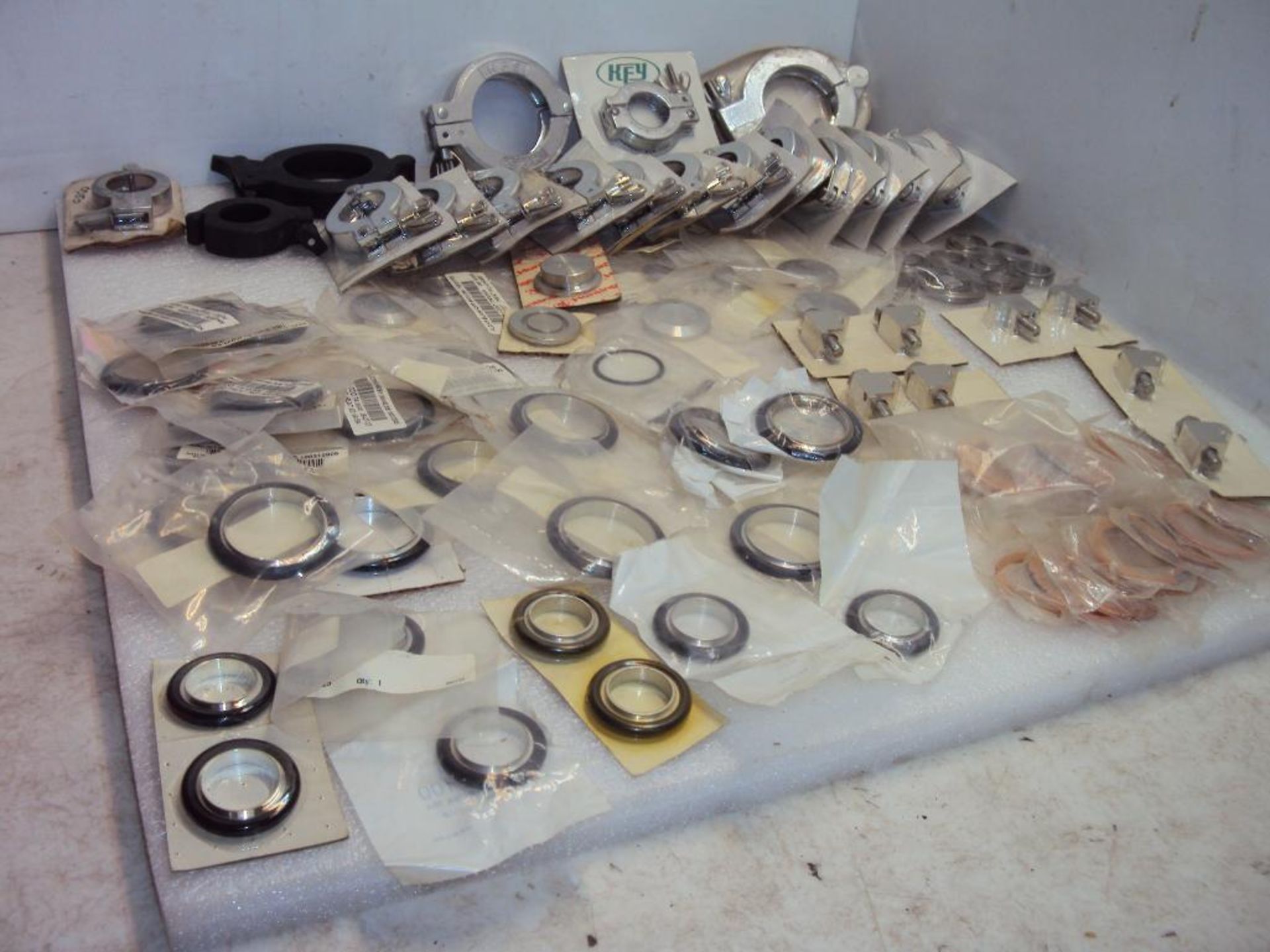 ASSORTED HIGH VACUUM SEALS, CLAMPS & GASKETS IN ONE LOT