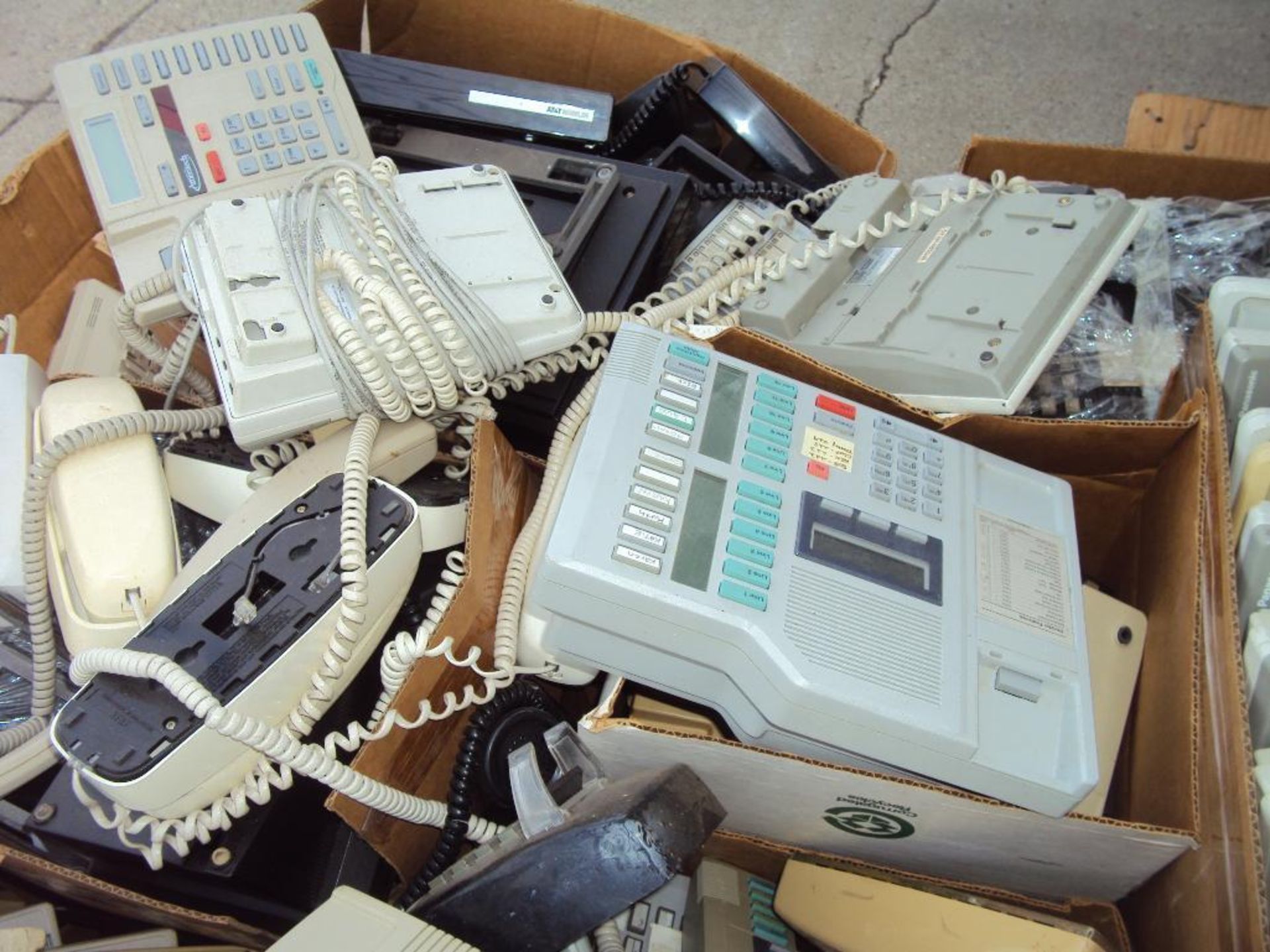 GAYLORD BOX OF ASSORTED TELEPHONE HAND SETS - Image 4 of 5