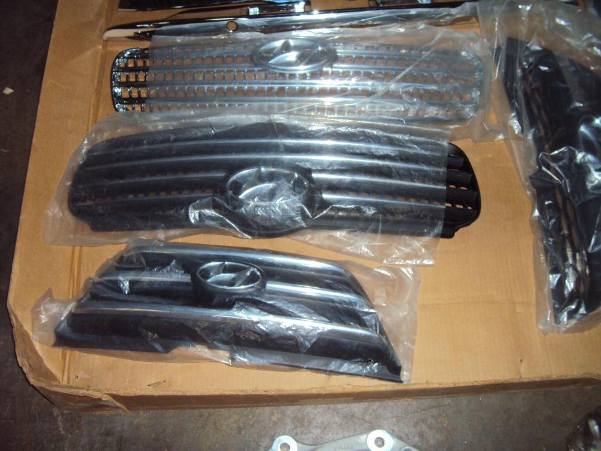 ASSORTED HYUNDAI TRIM PIECES AND PARTS - Image 3 of 6