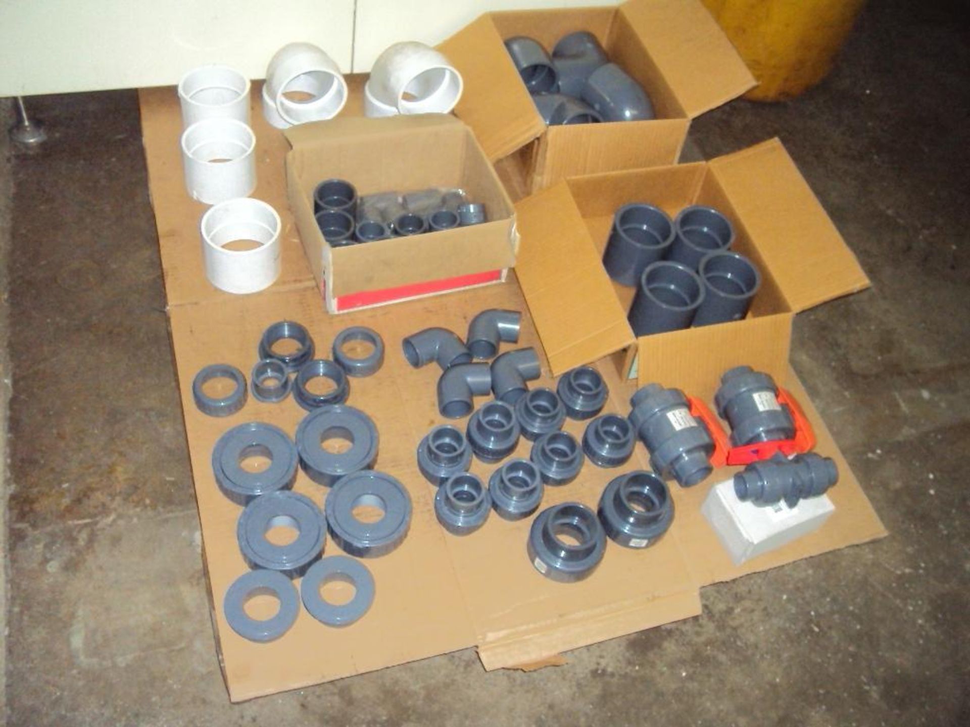 Lot of PVC and CPVC fittings, unions and valves - Image 3 of 9