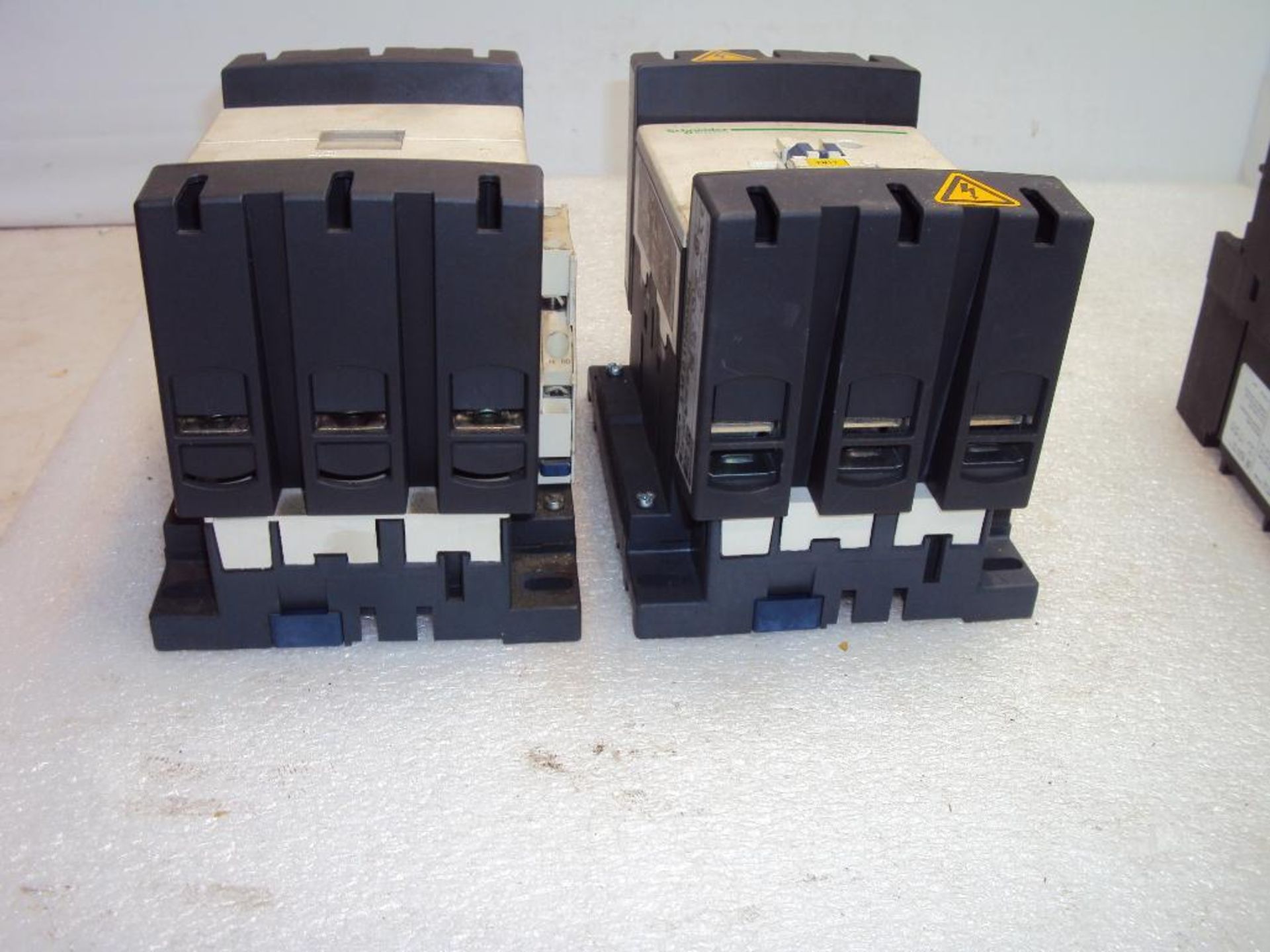 (3) CONTACTORS IN ONE LOT - Bild 3 aus 7