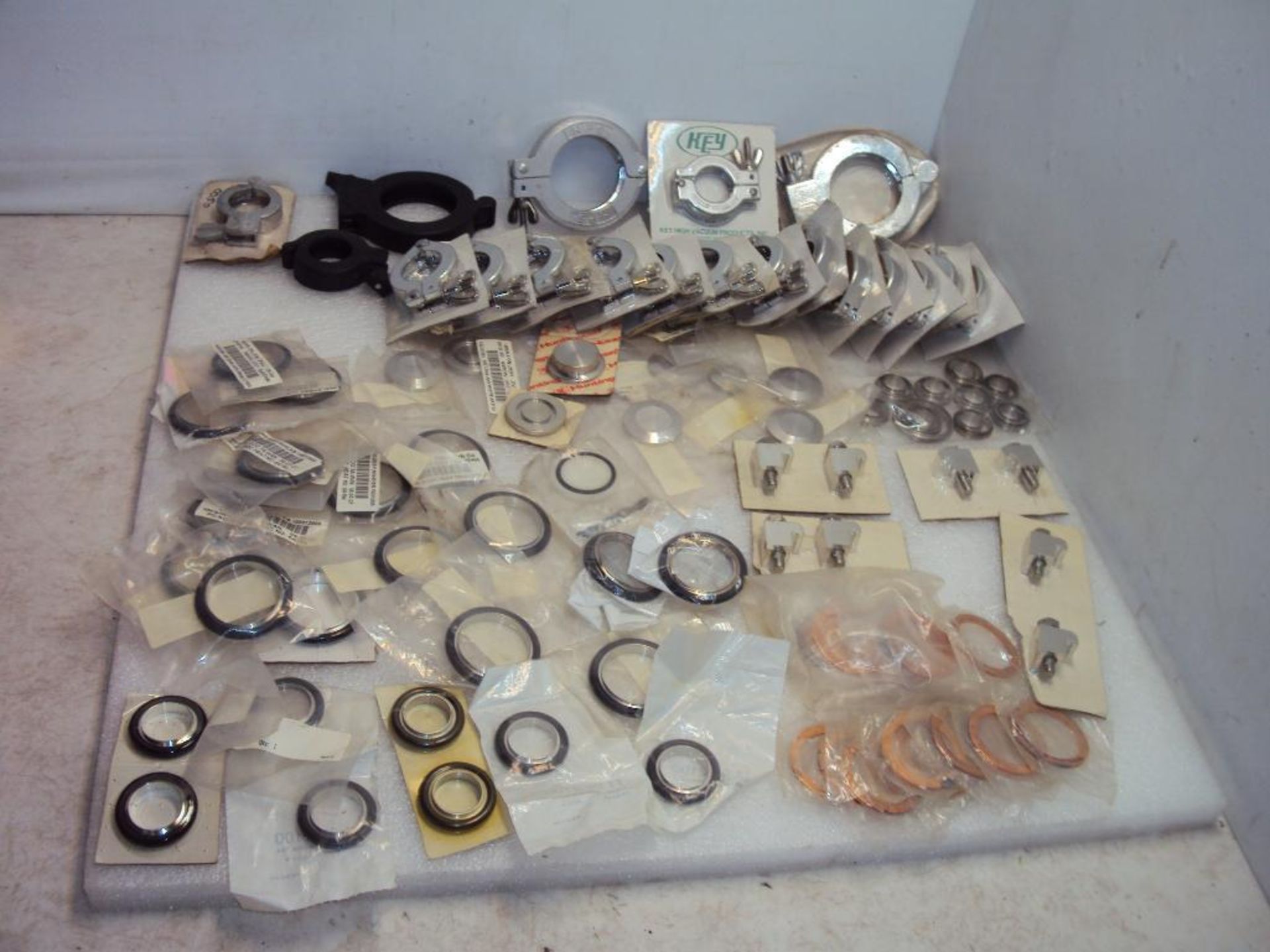 ASSORTED HIGH VACUUM SEALS, CLAMPS & GASKETS IN ONE LOT - Image 2 of 8
