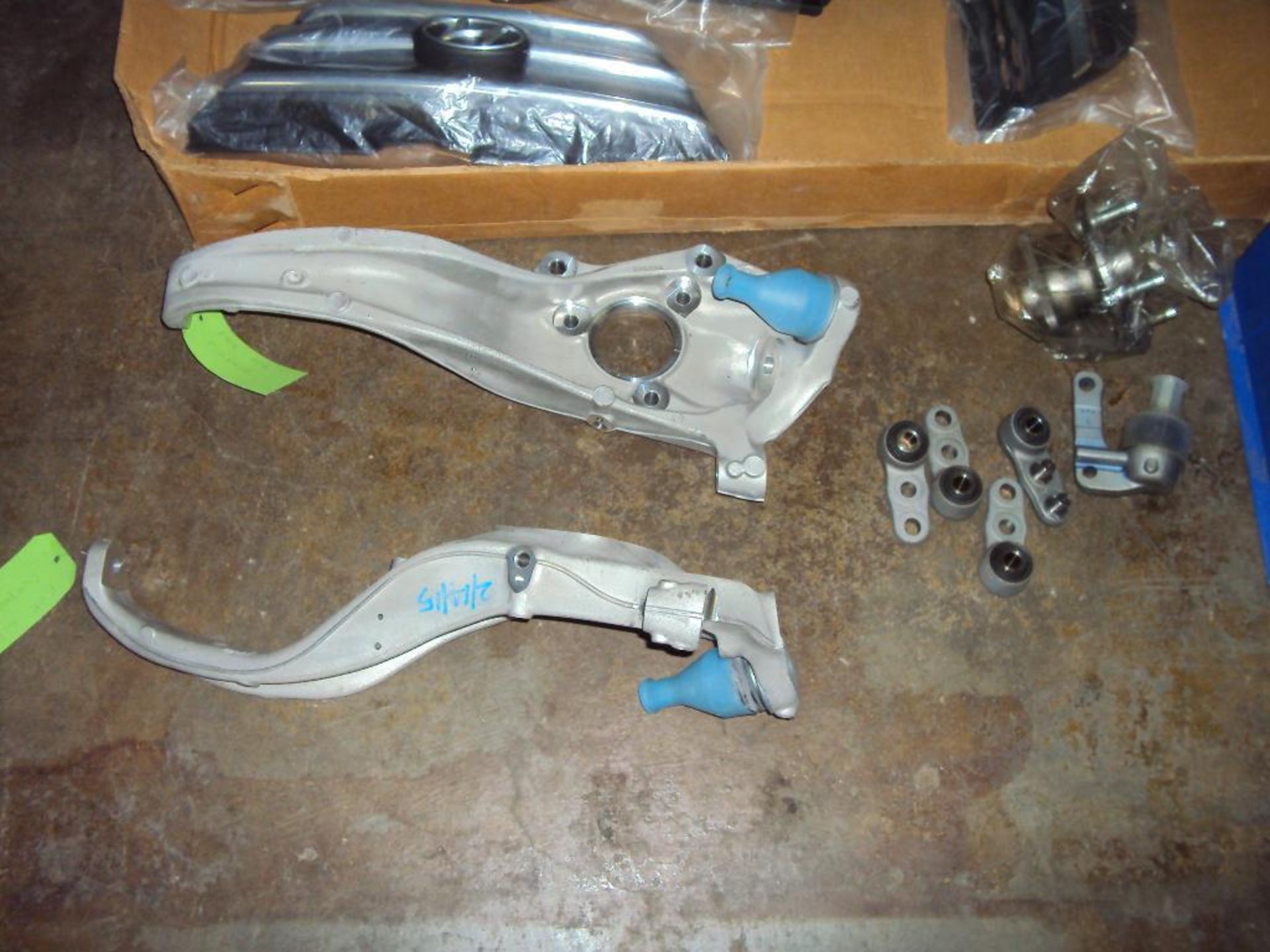 ASSORTED HYUNDAI TRIM PIECES AND PARTS - Image 5 of 6
