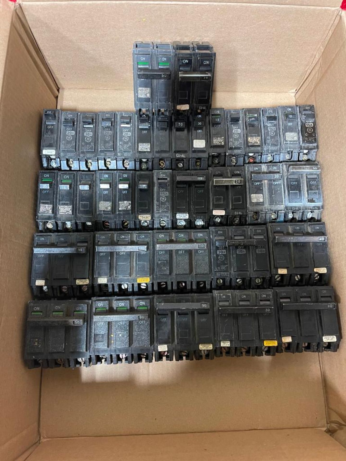 Lot of GE THQL Circuit Breaker 1,2 & 3 Pole