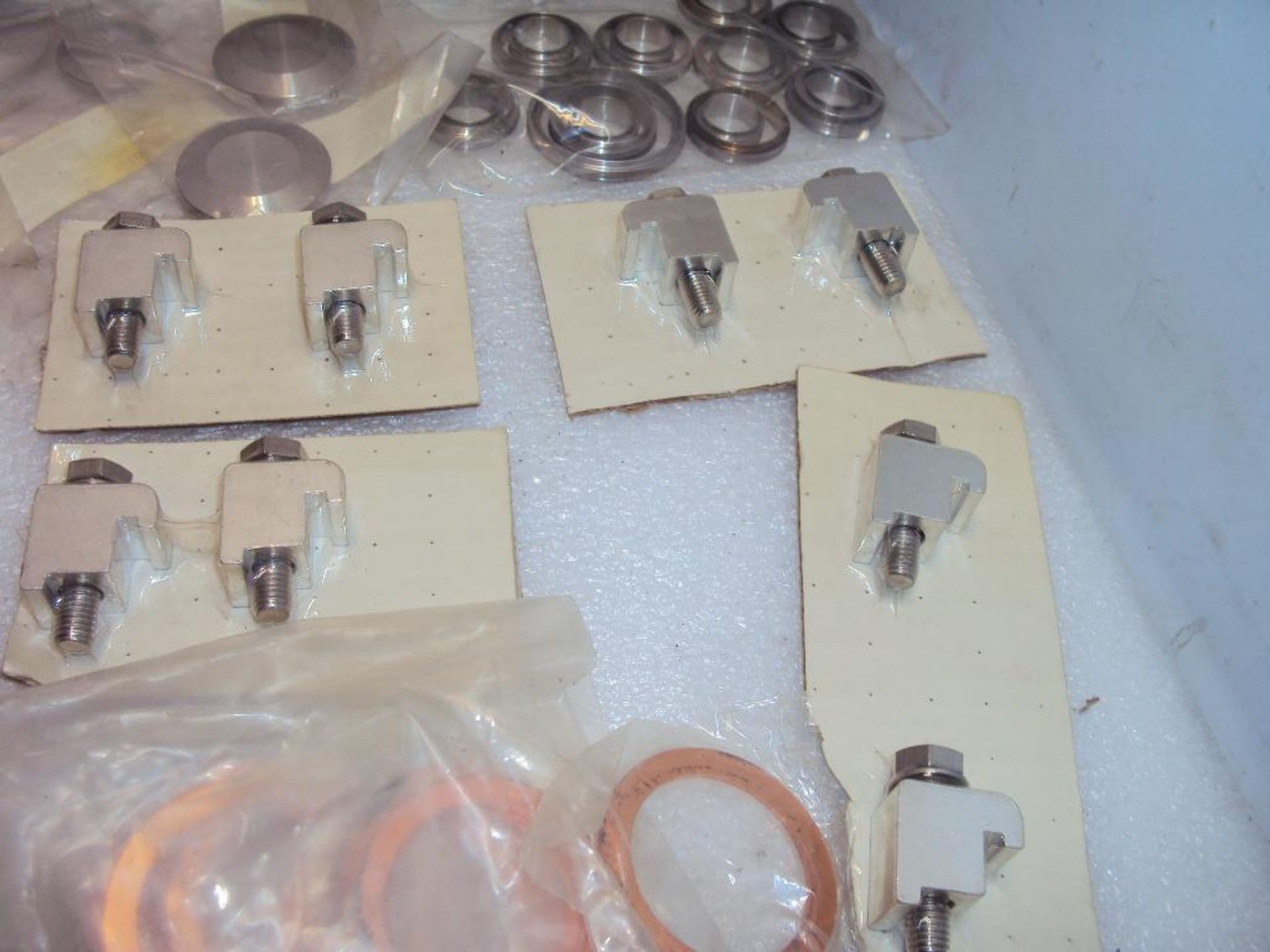 ASSORTED HIGH VACUUM SEALS, CLAMPS & GASKETS IN ONE LOT - Image 8 of 8