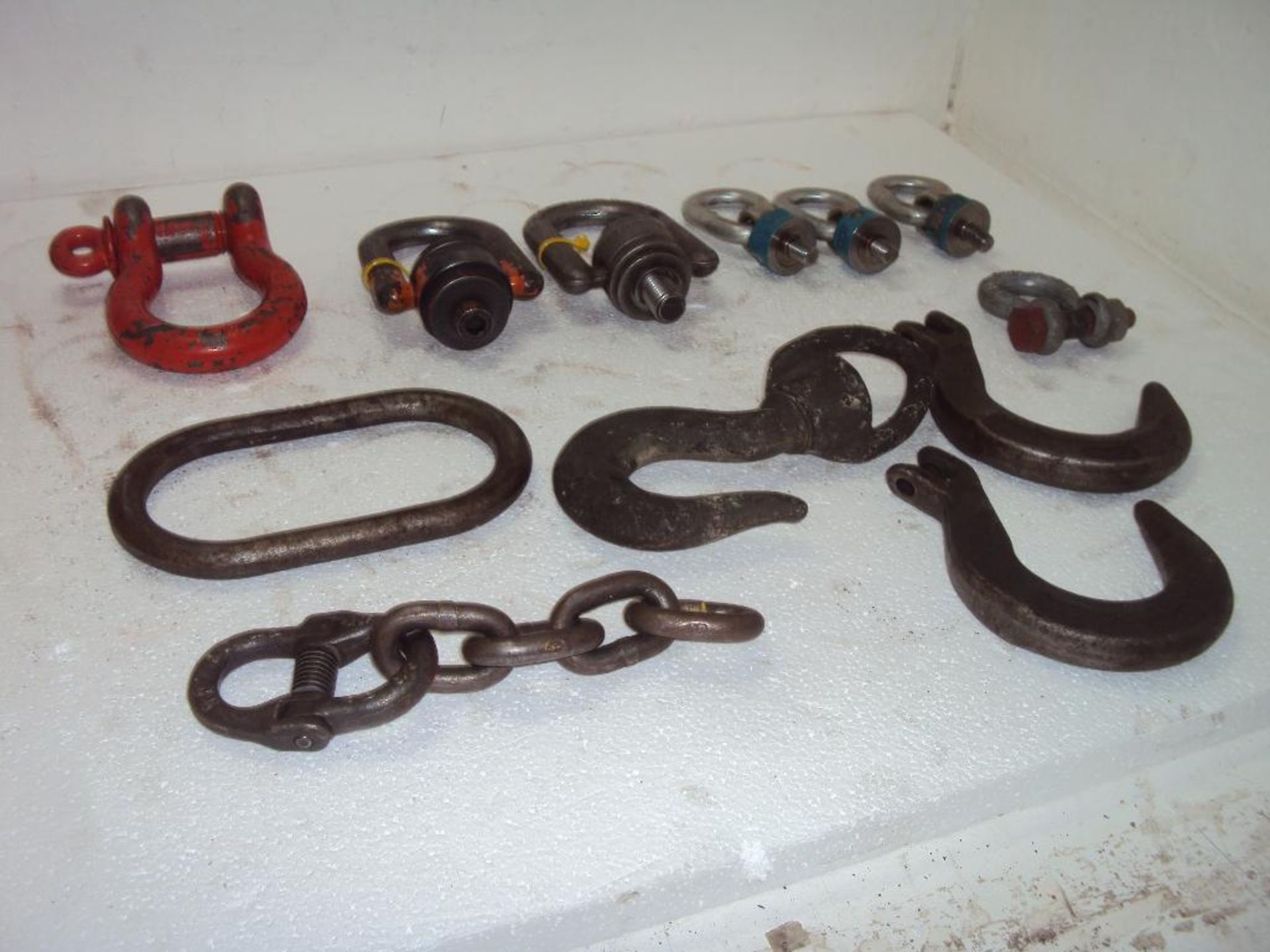 SHACKLES, DIE LIFT BOLTS AND HOOKS IN ONE LOT - Image 7 of 7