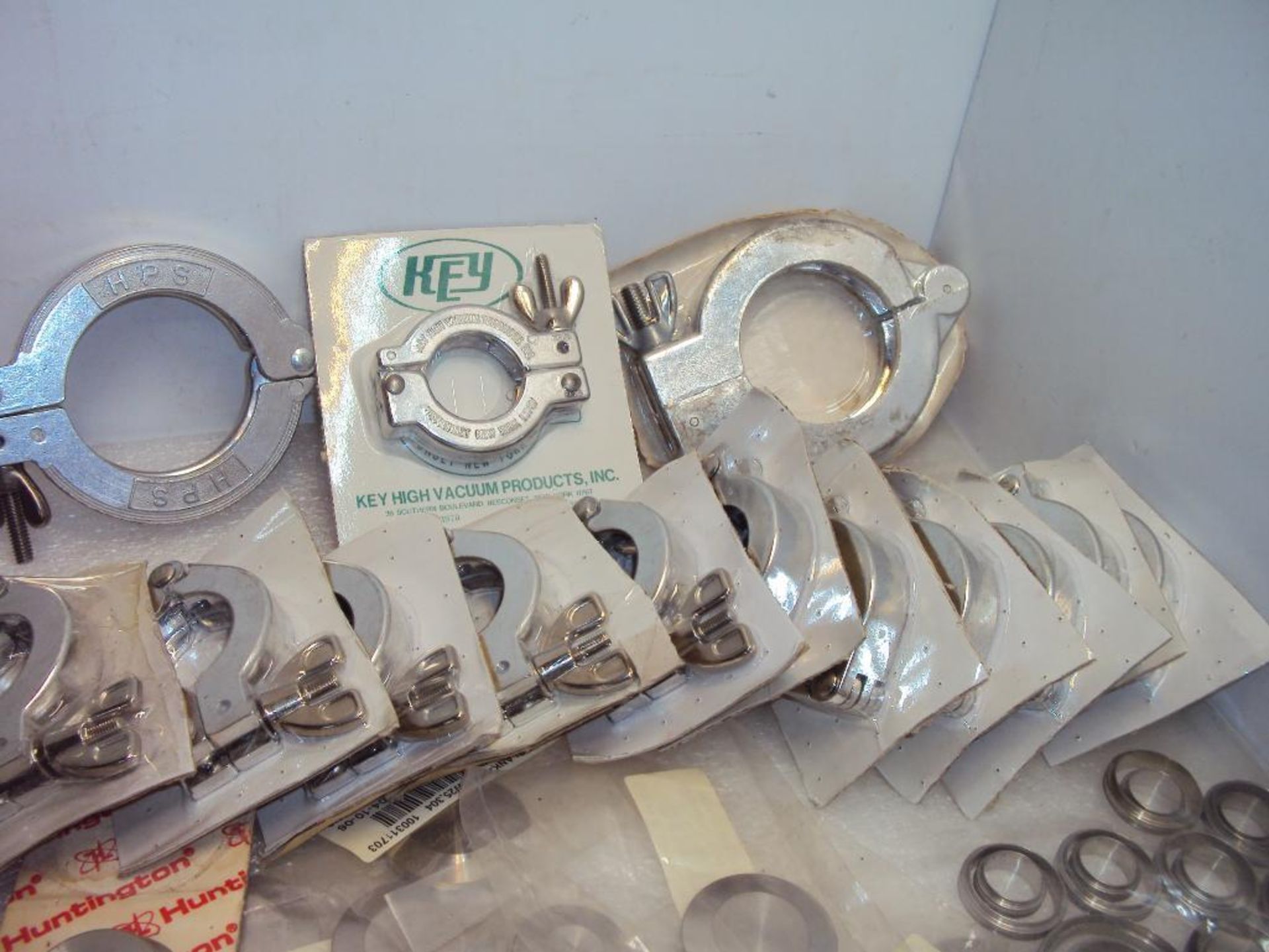 ASSORTED HIGH VACUUM SEALS, CLAMPS & GASKETS IN ONE LOT - Image 3 of 8