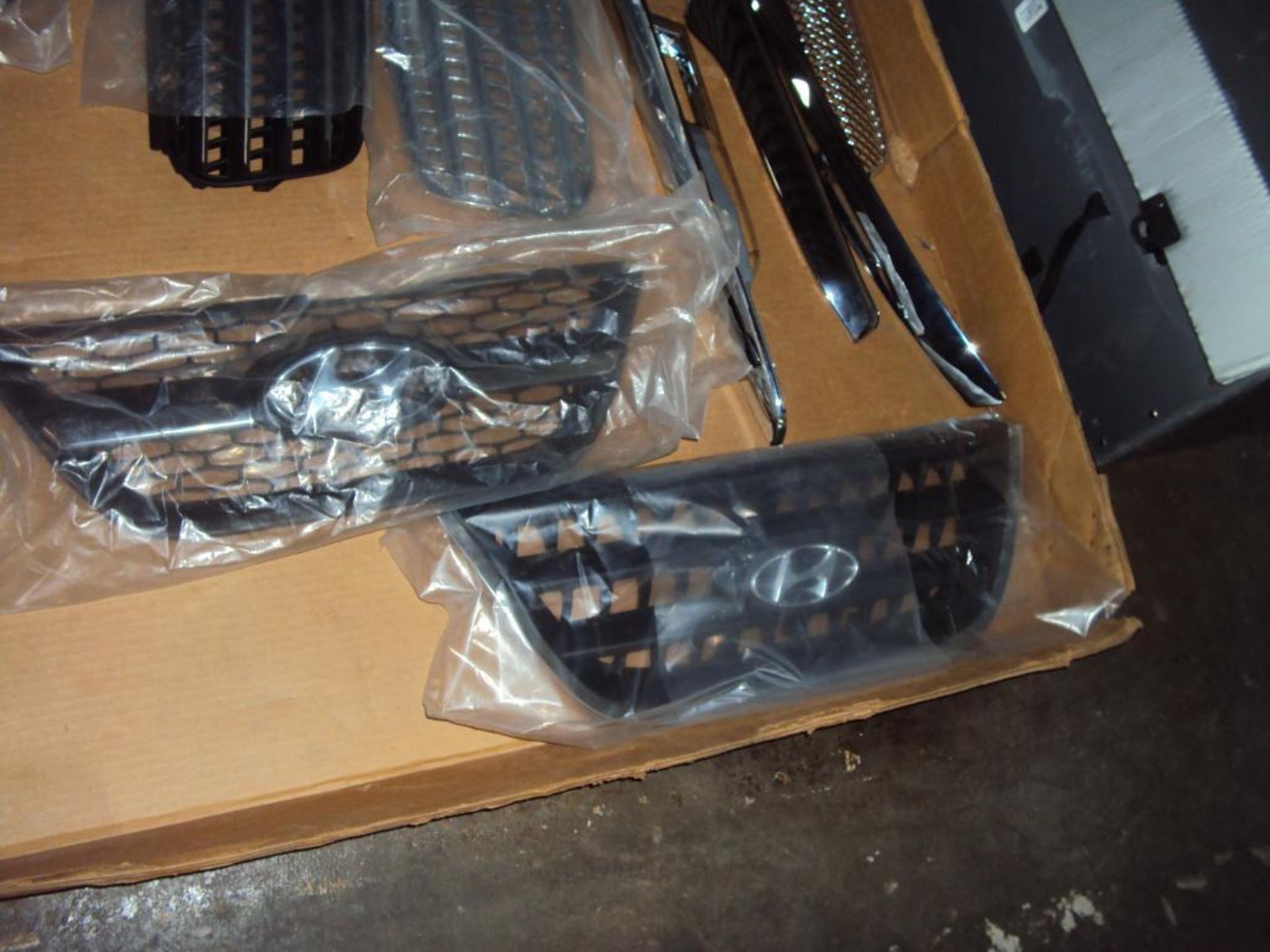 ASSORTED HYUNDAI TRIM PIECES AND PARTS - Image 4 of 6