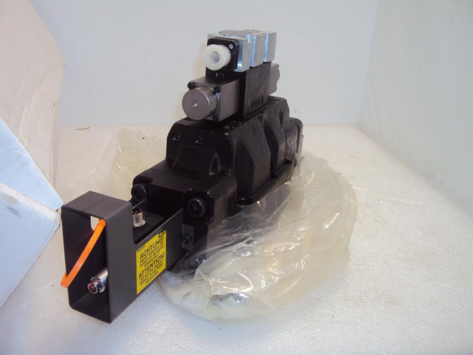 Parker D81FSE01E4NXW0 Hydraulic Proportional Directional Solenoid Valve - Image 4 of 6
