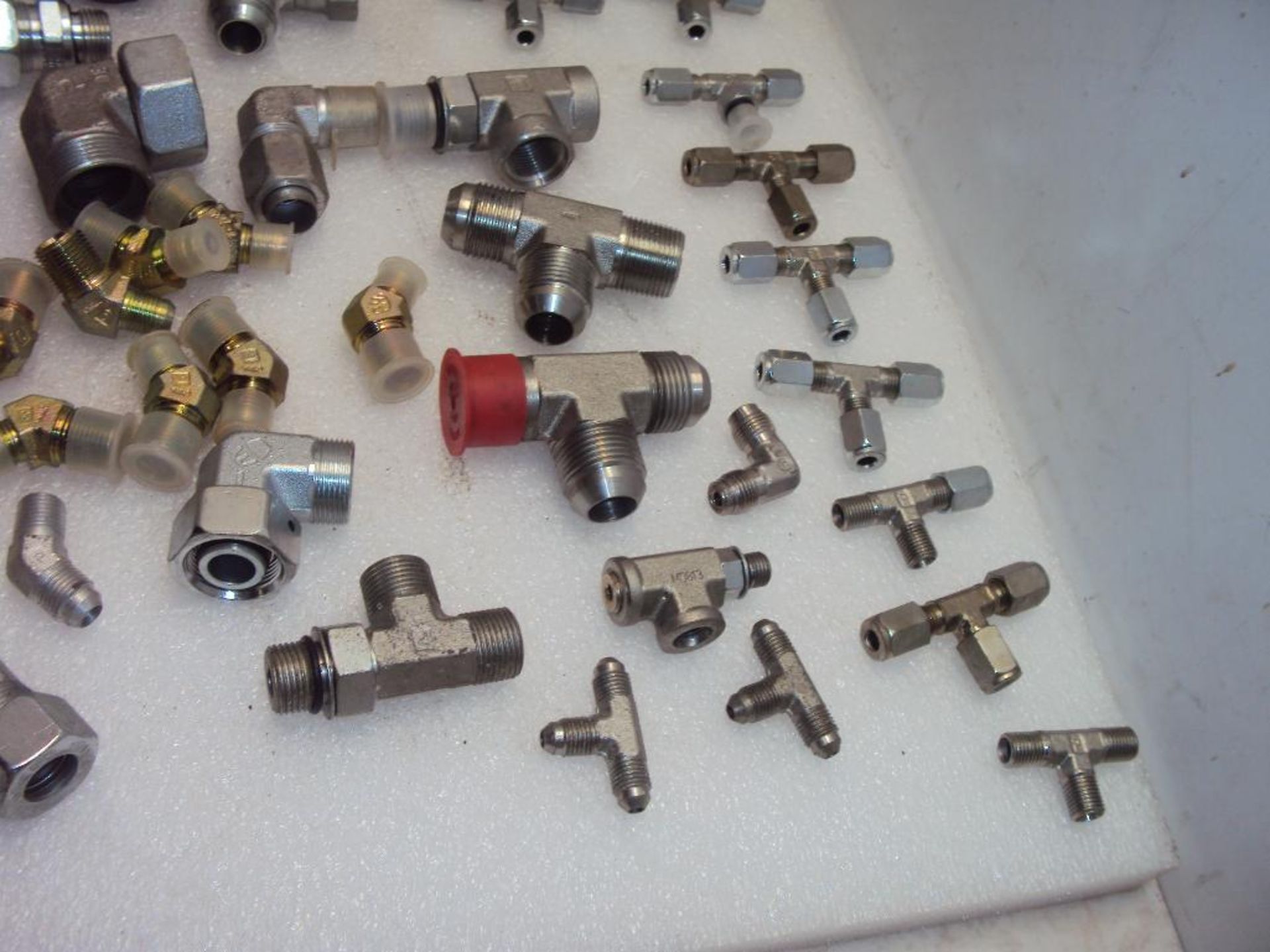 Assorted Hydraulic Fittings Elbows and Tees - Image 4 of 6