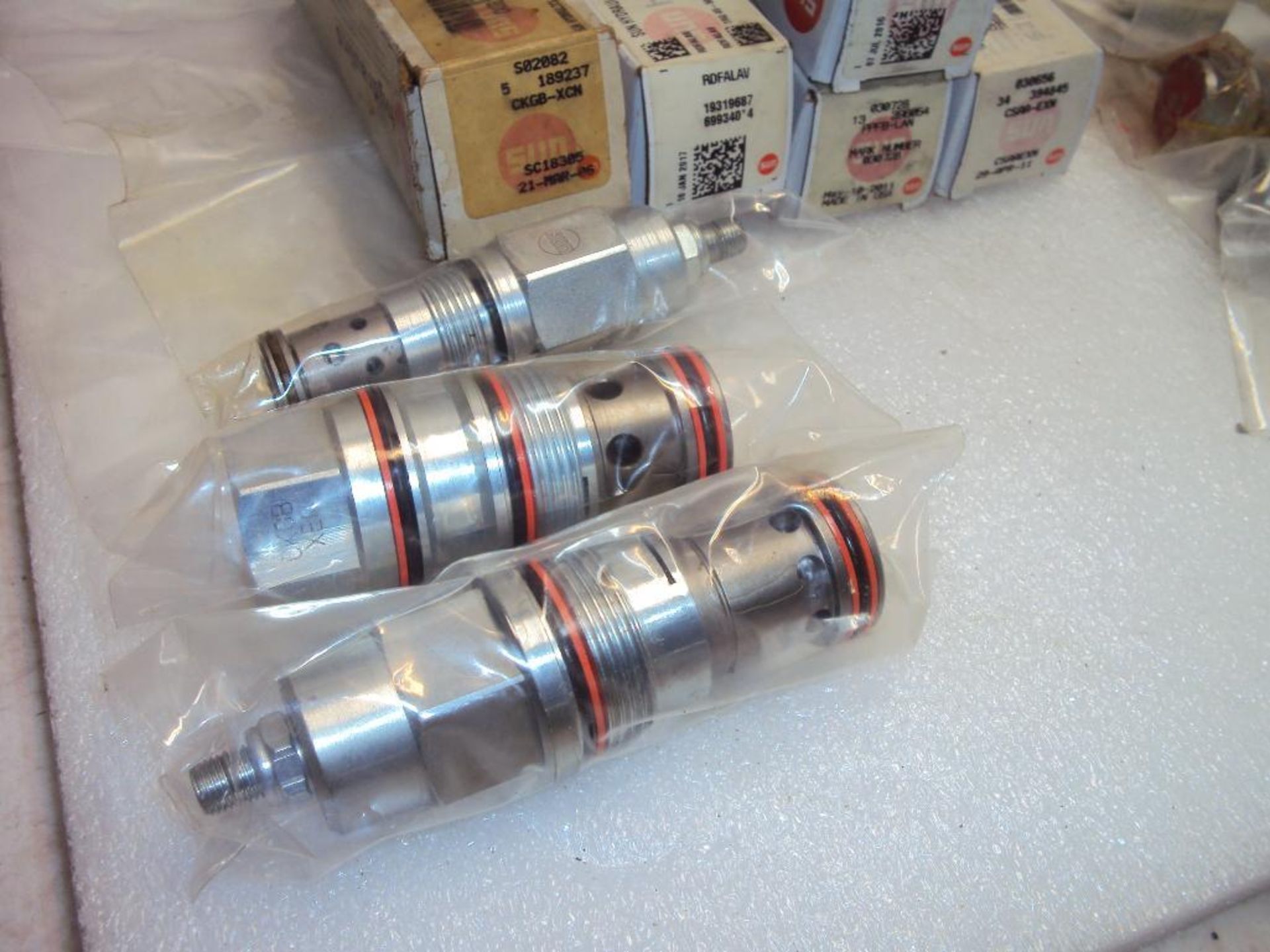 Assorted Sun Hydraulics Cartridge Spool Valves - Image 5 of 6