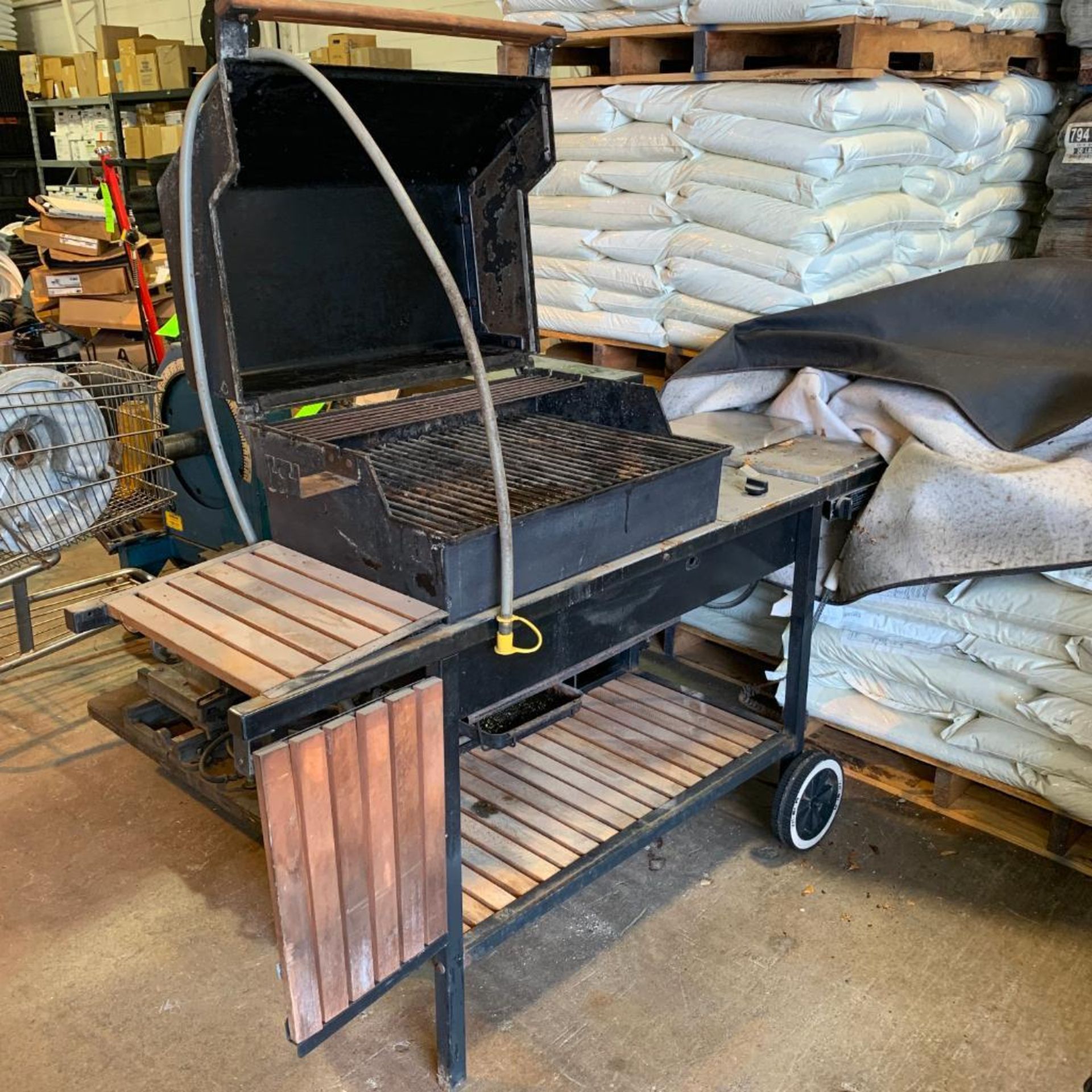 Gas Grill on Cart w/cover