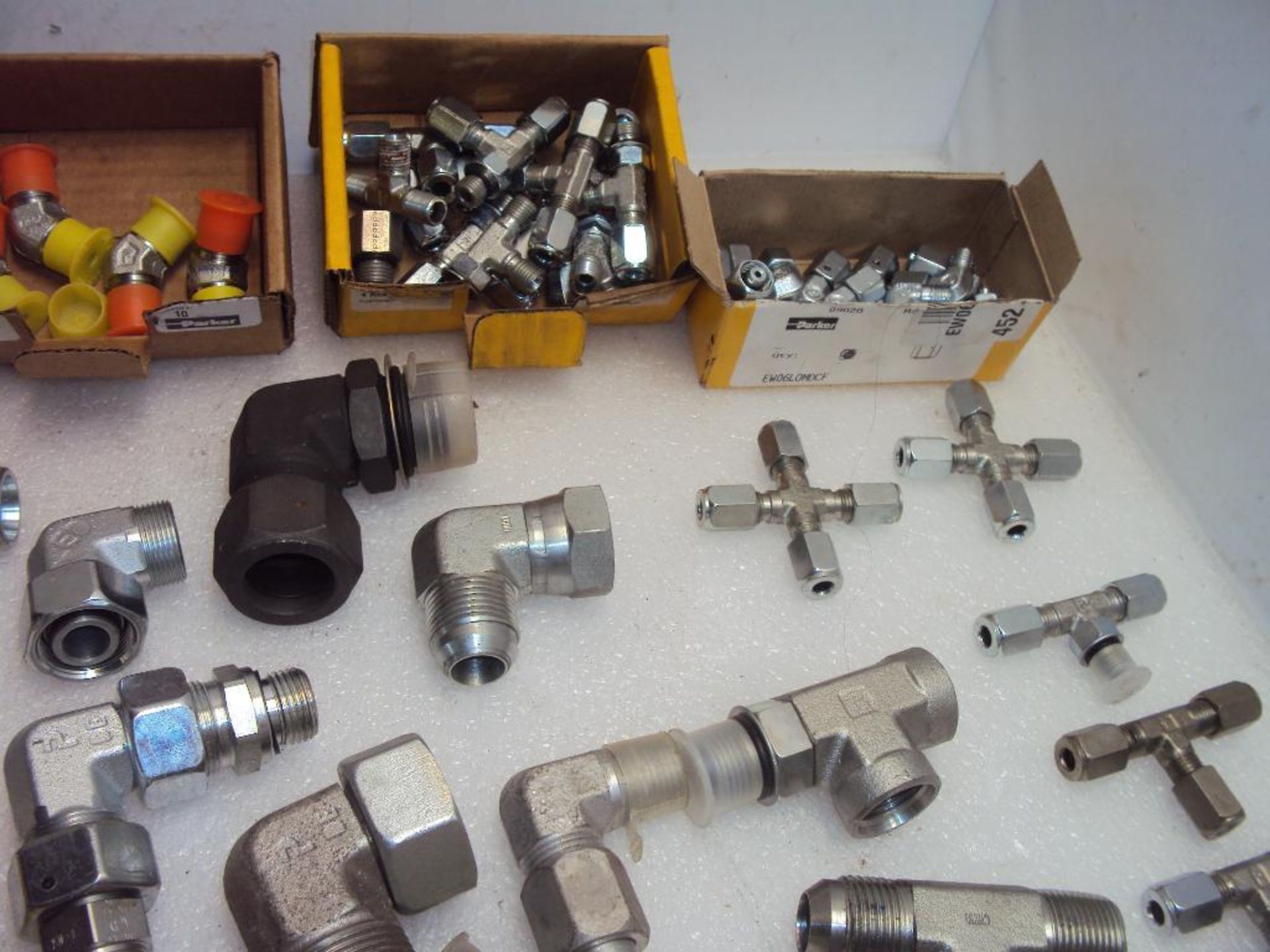 Assorted Hydraulic Fittings Elbows and Tees - Image 3 of 6