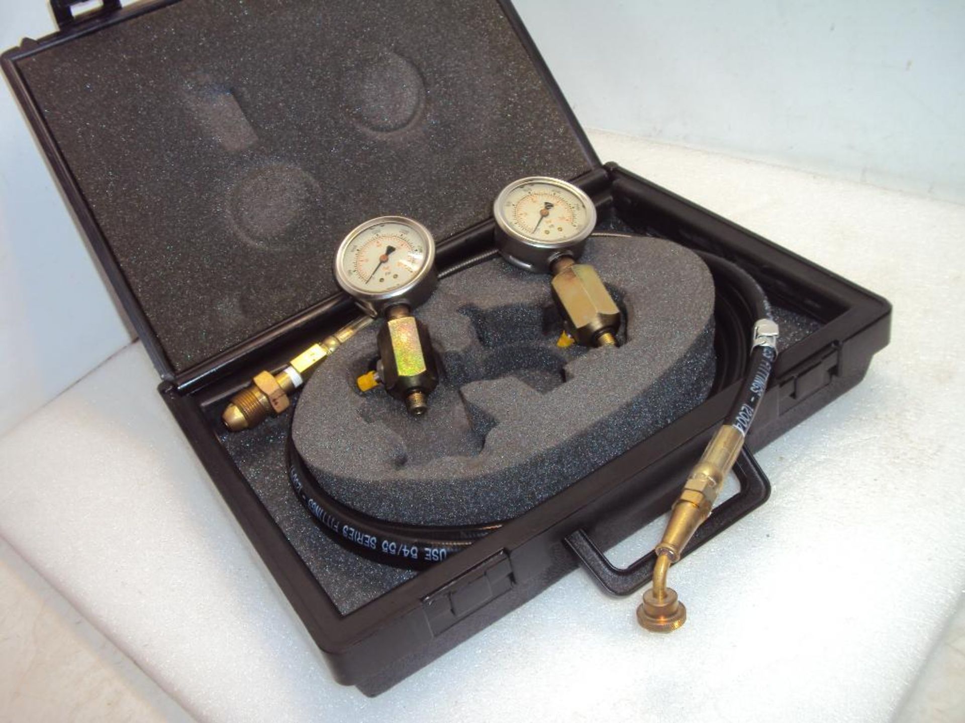 Set of Parker Test Gages in Plastic Case - Image 2 of 3