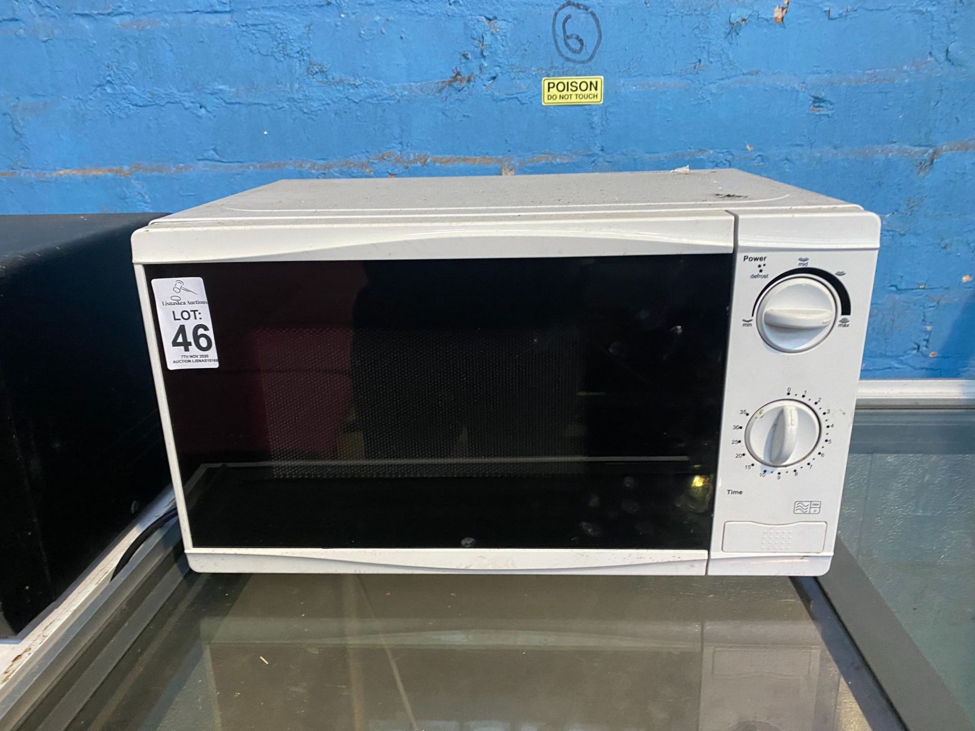 WHITE MICROWAVE (WORKING)