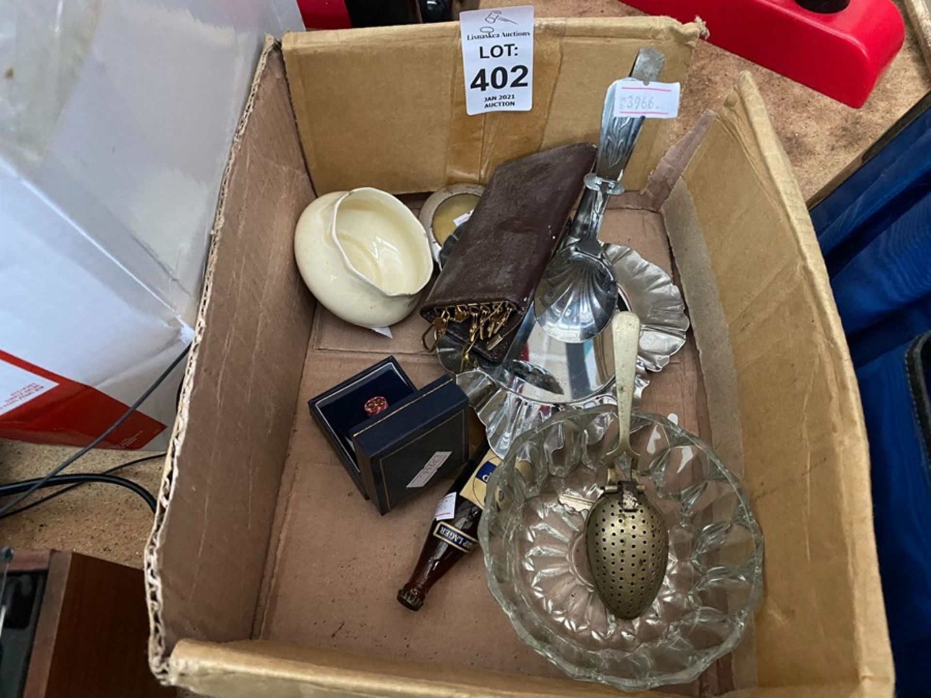 BOX OF VINTAGE ITEMS