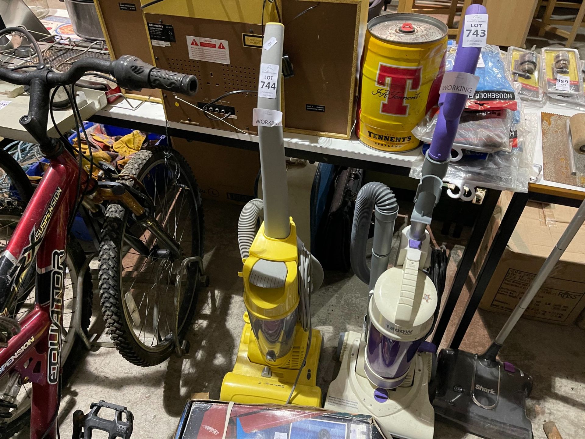 UPRIGHT BAGLESS VACUUM CLEANER WORKING