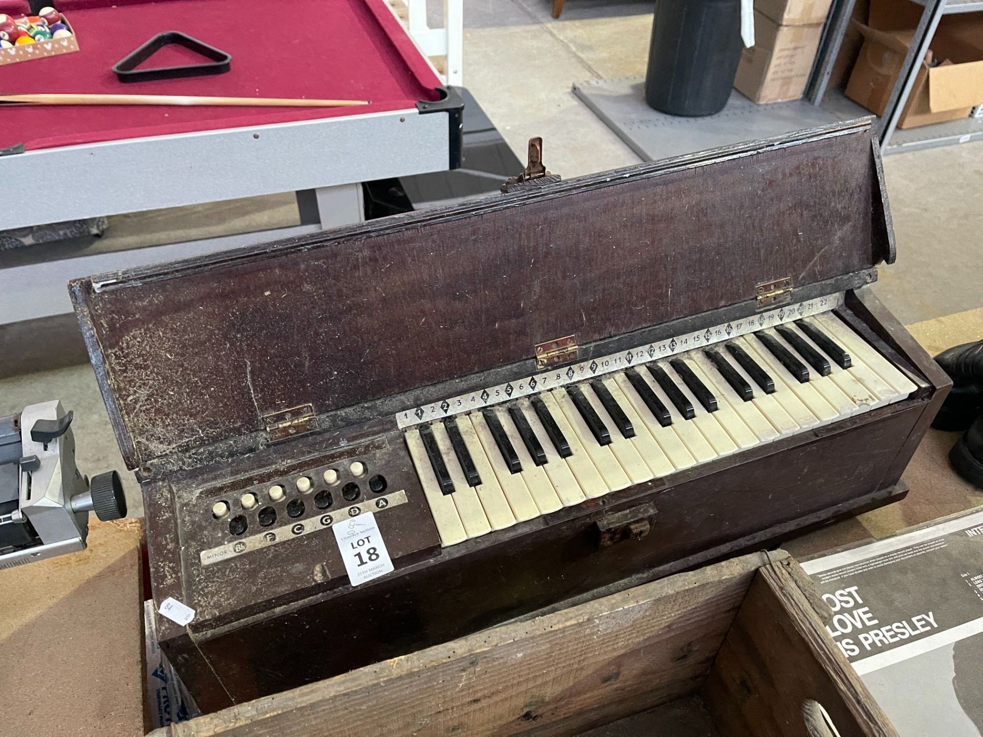 PORTABLE VINTAGE ORGAN