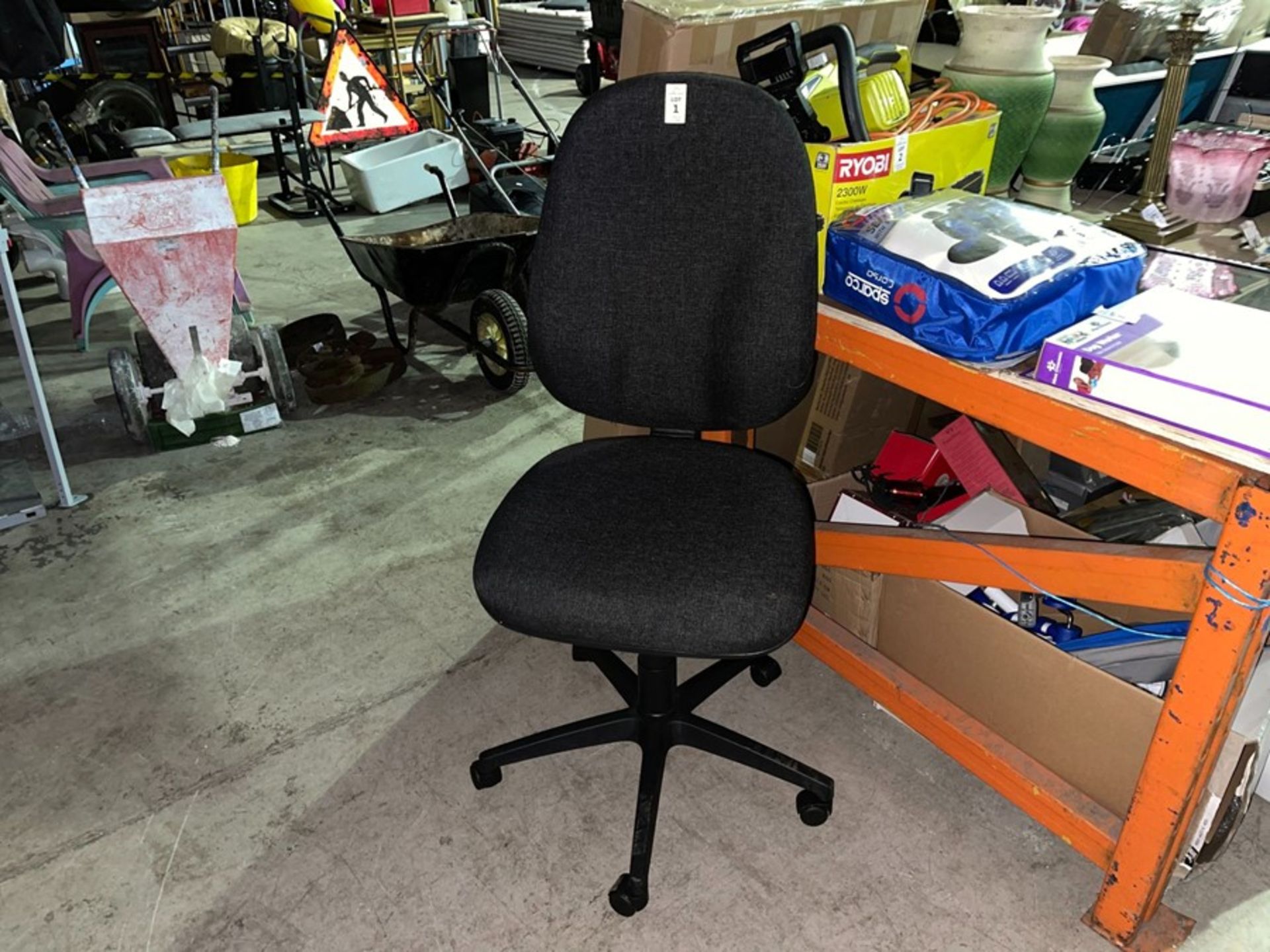 LARGE CLEAN OFFICE/COMPUTER CHAIR (EX-DISPLAY)
