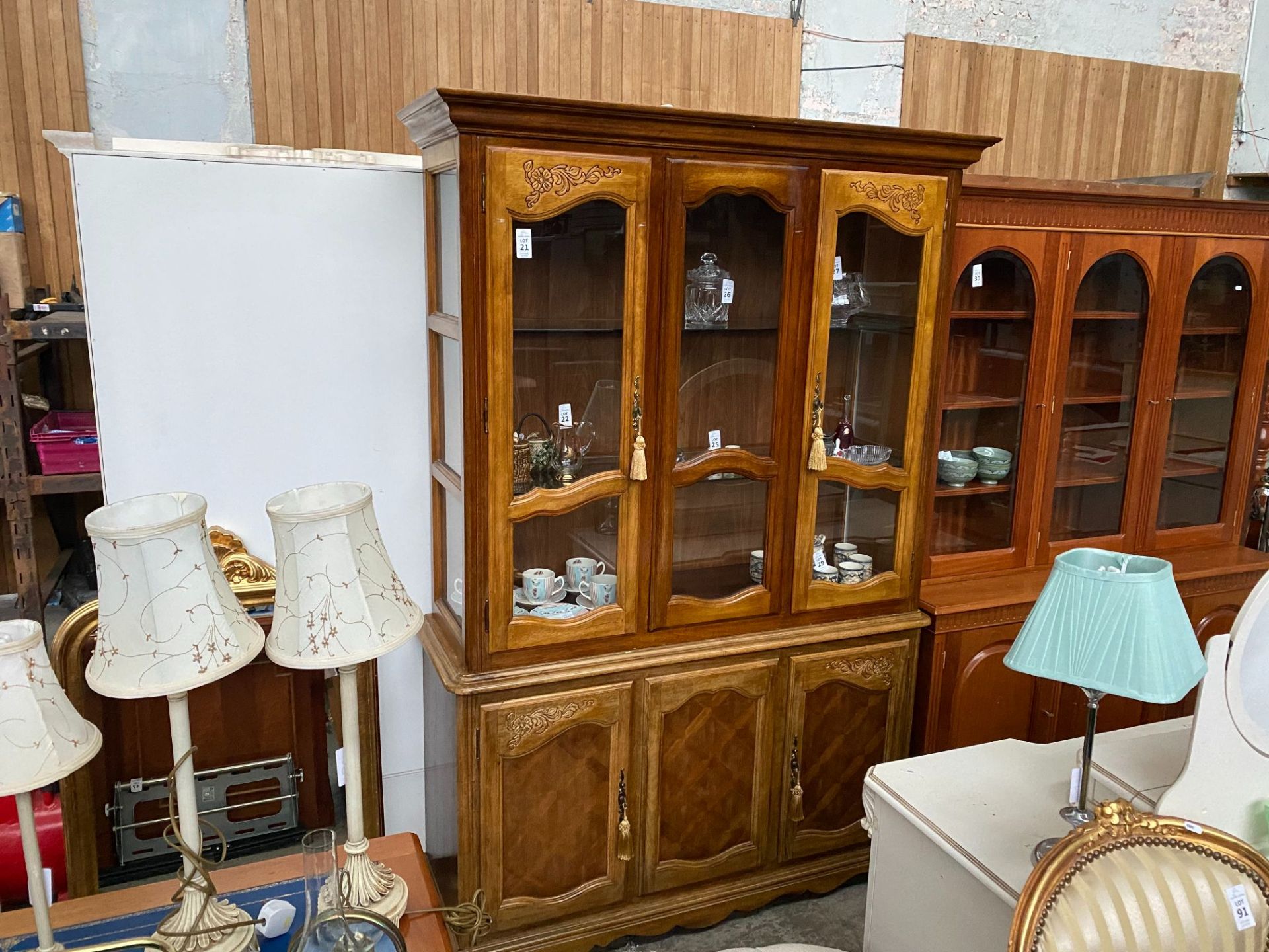 4 DOOR DISPLAY SIDEBOARD CABINET