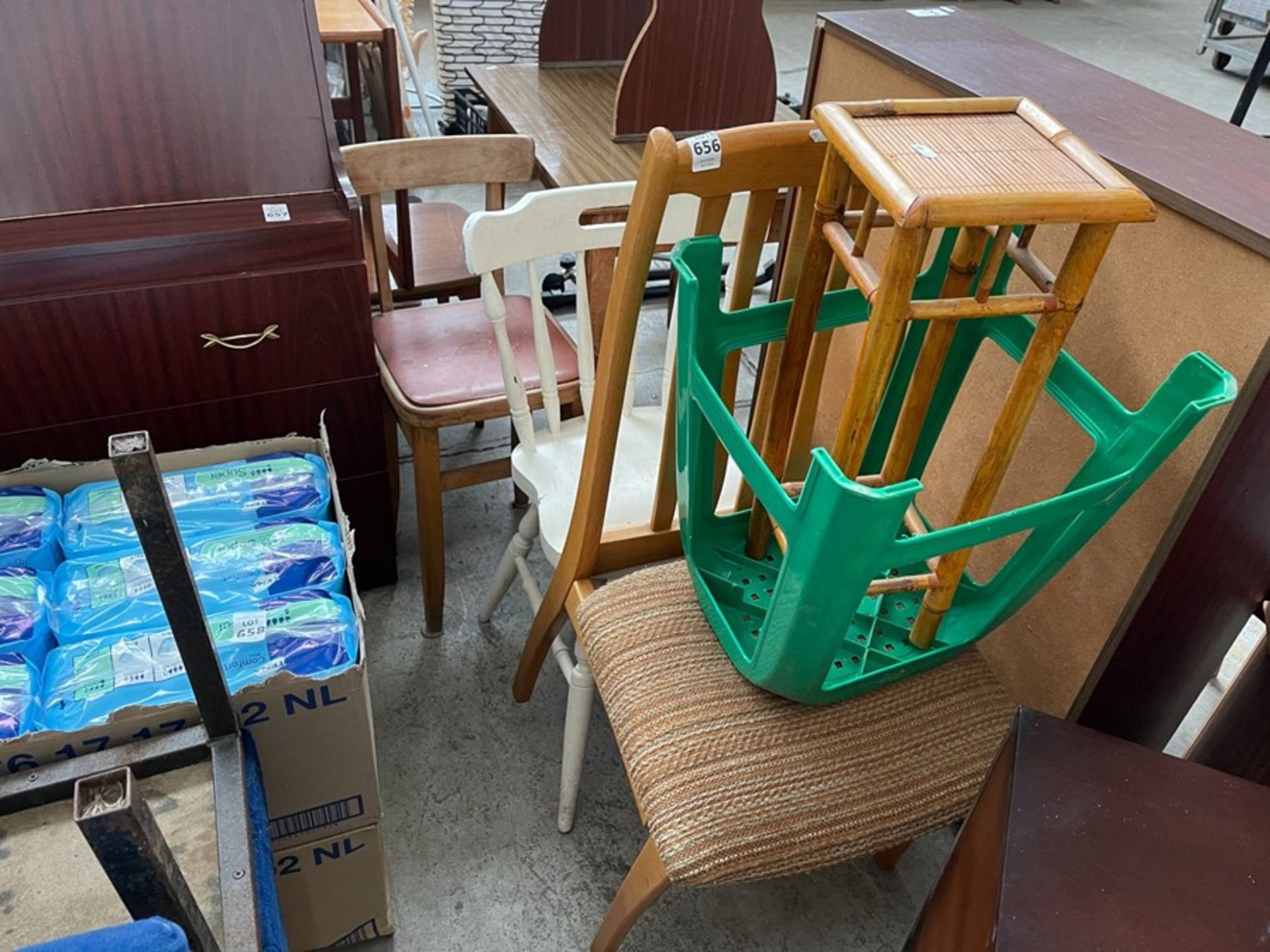 3X CHAIRS, PLASTIC STOOL & A BAMBOO PLANT STAND