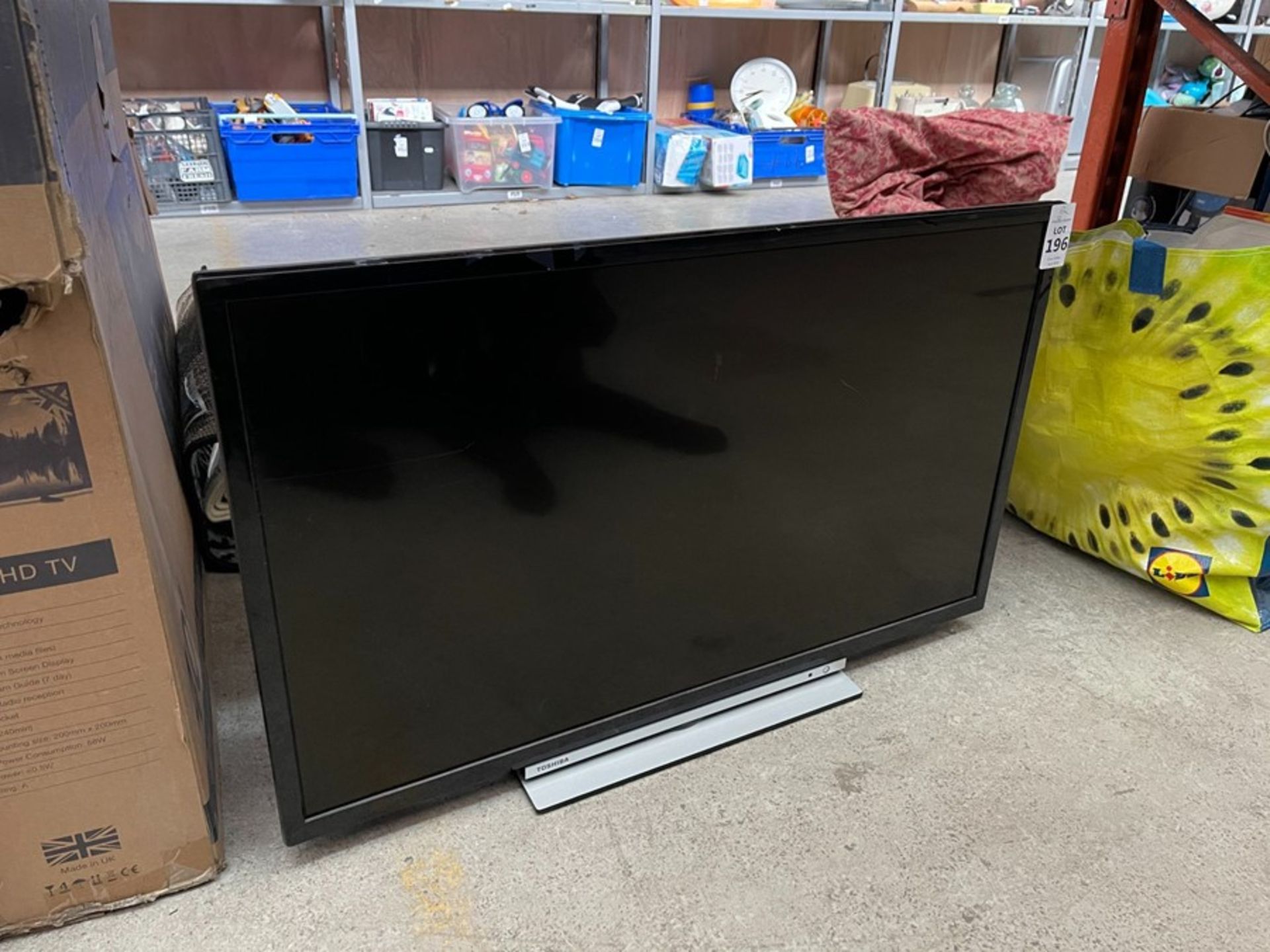 31" TOSHIBA TV (TURNS ON BUT HAS LINE AT BOTTOM OF SCREEN) NO REMOTE