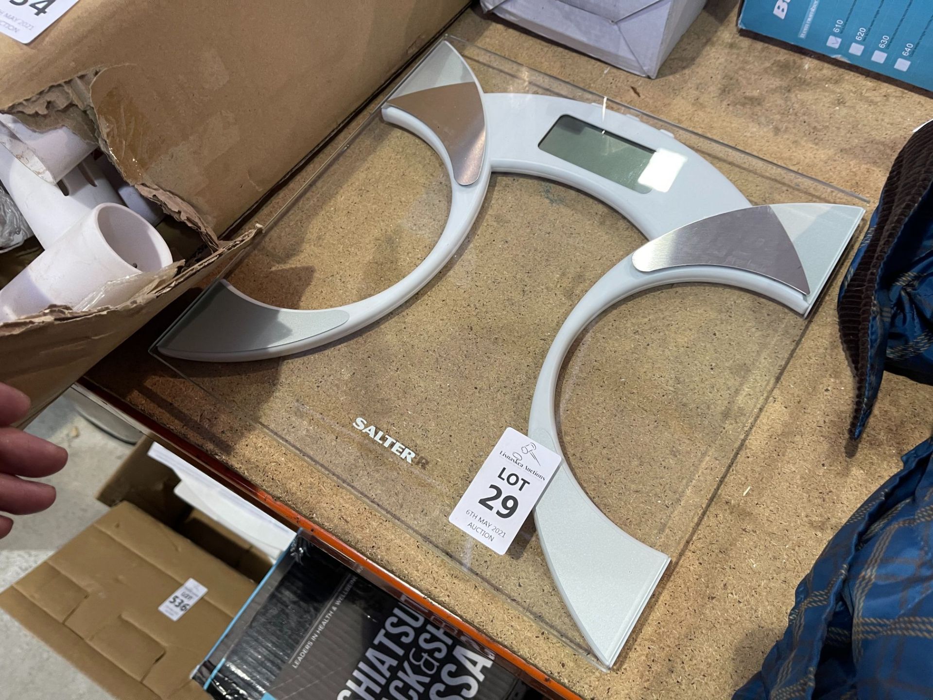 SALTER BATHROOM WEIGHING SCALES (WORKING)