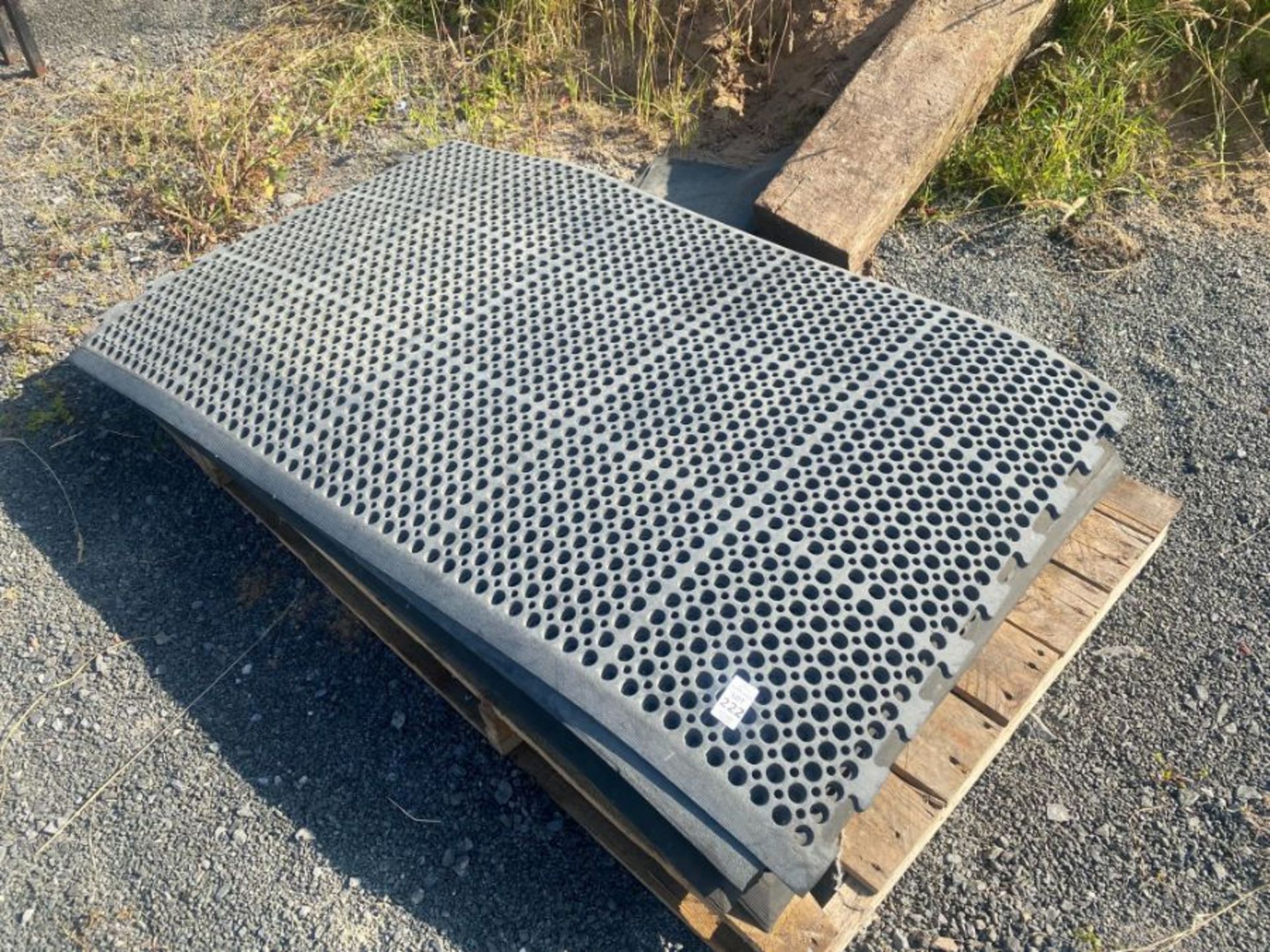 2X HEAVY DUTY RUBBER MATS (HAMMER VAT ON THIS ITEM)