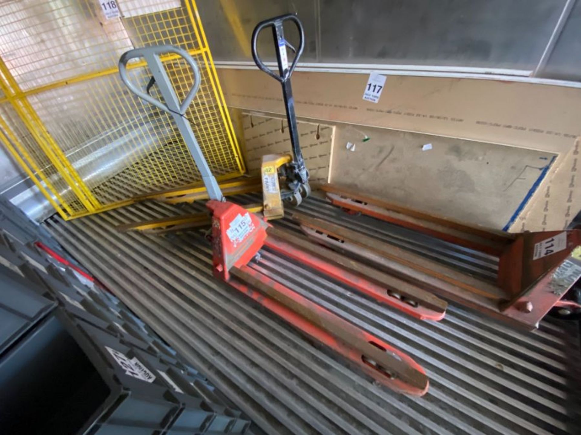 RED PALLET TRUCK (WORKING) (MPT6) (HAMMER VAT ON THIS ITEM)