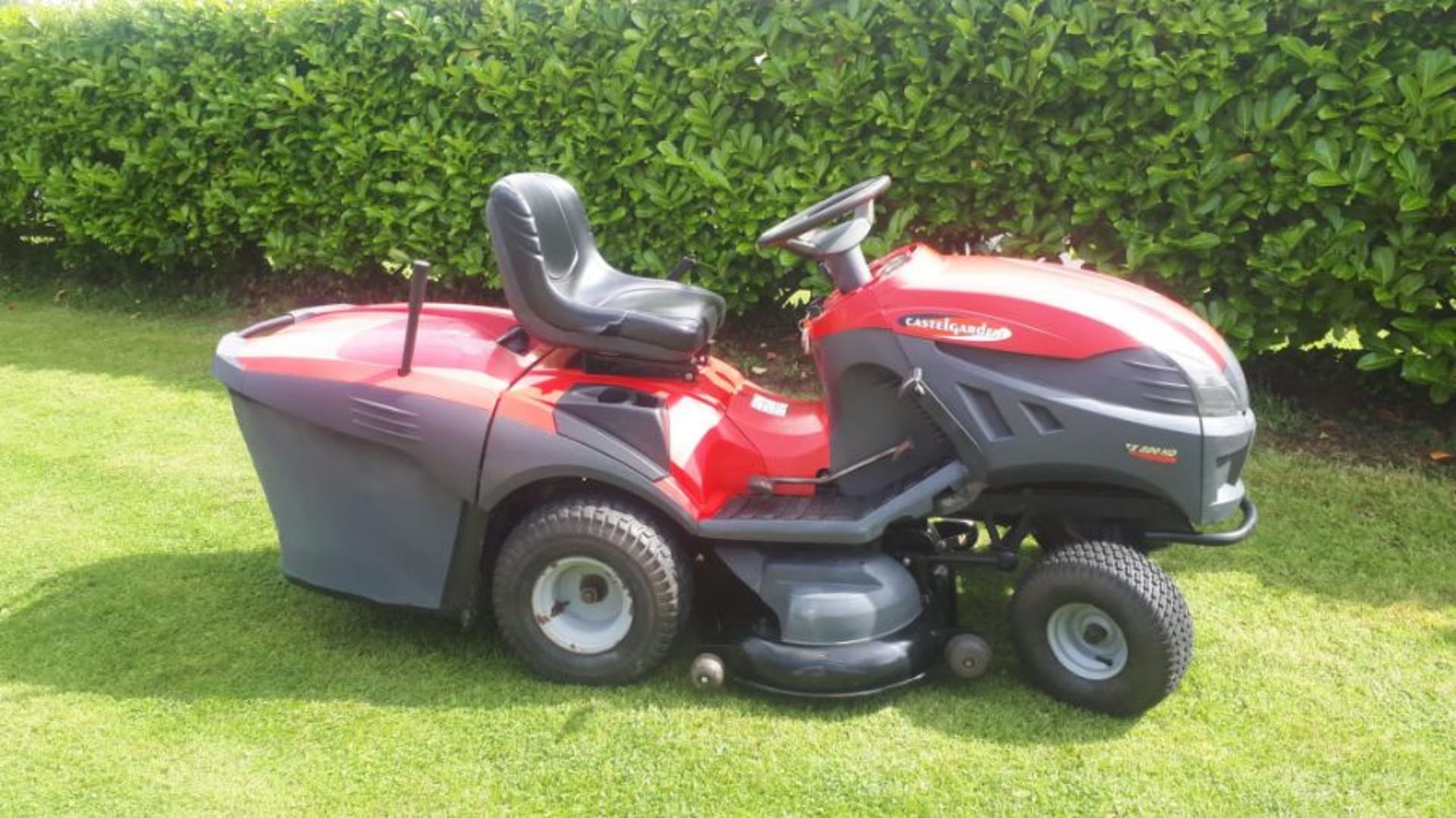 CASTELGARDEN PTX220 RIDE ON MOWER 22HP HYDROSTATIC 40" CUT WITH NEW DECK (FULLY WORKING) - Image 3 of 3