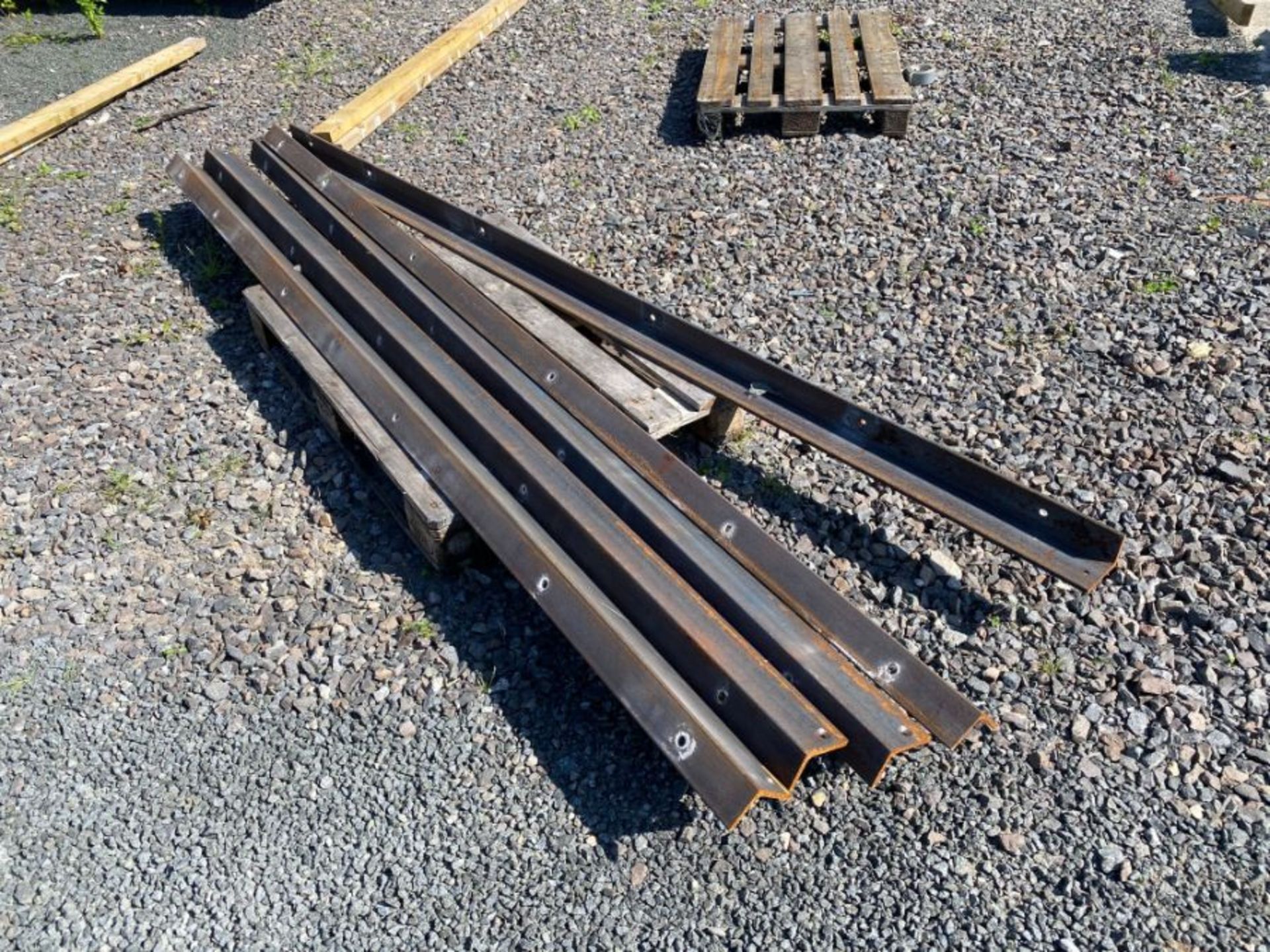 5 X LENGTHS OF 4 X 3” ANGLE IRON 10MM THICK (LENGTHS 118” - 121”) (HAMMER VAT ON THIS ITEM)