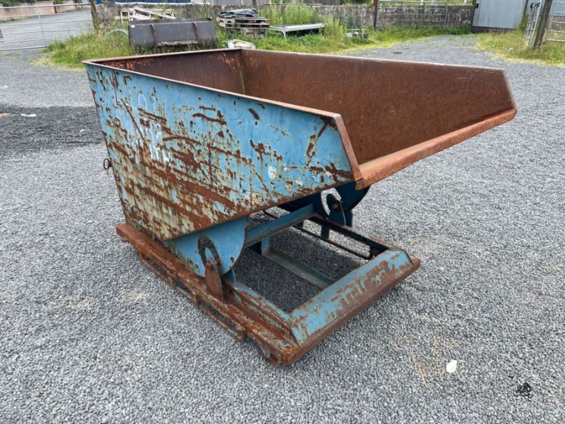 BLUE FORKLIFT TIPPING SKIP (HAMMER VAT ON THIS ITEM) - Image 2 of 2