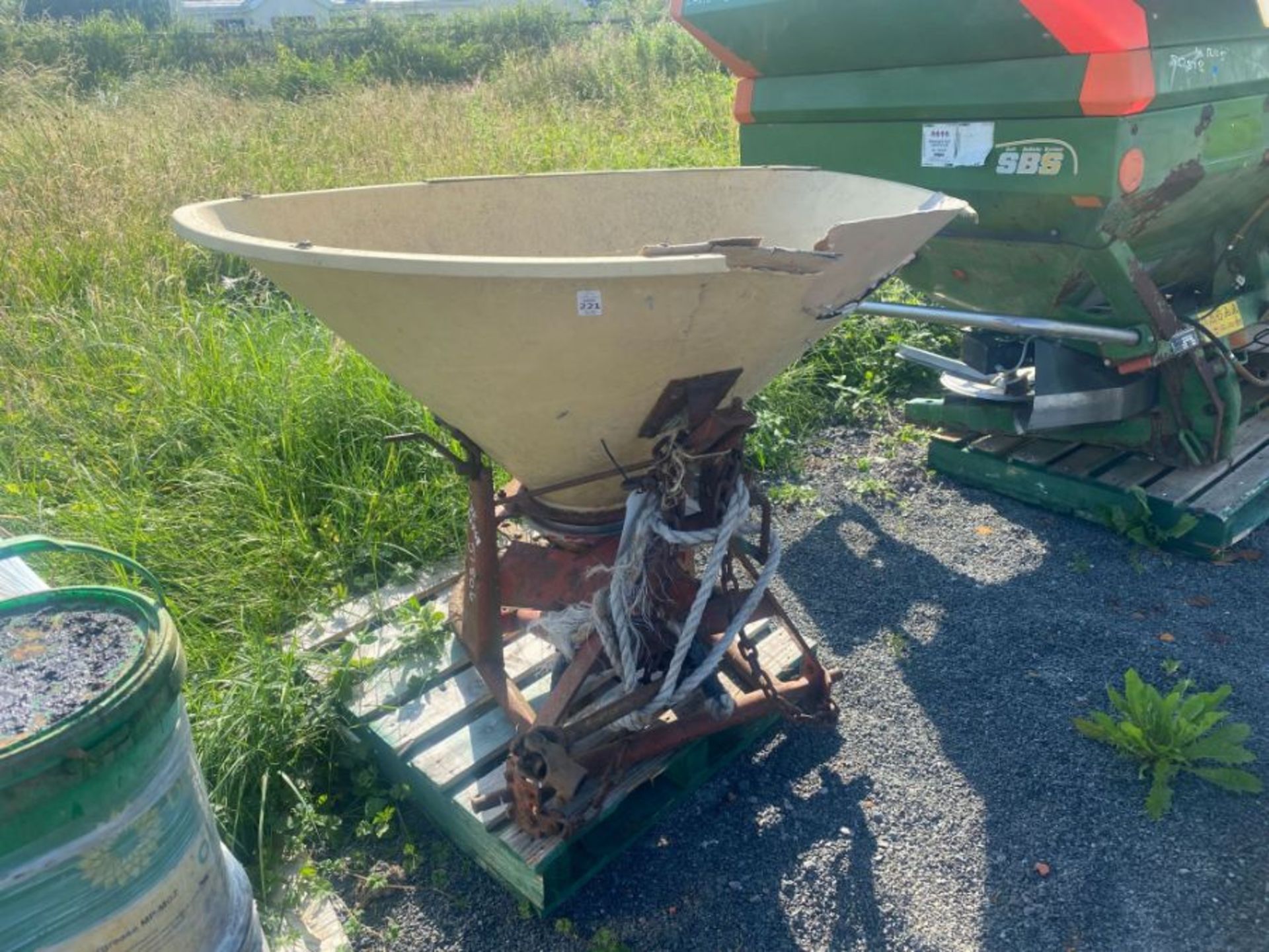 VICON TRACTOR SOWER (HAMMER VAT ON THIS ITEM)