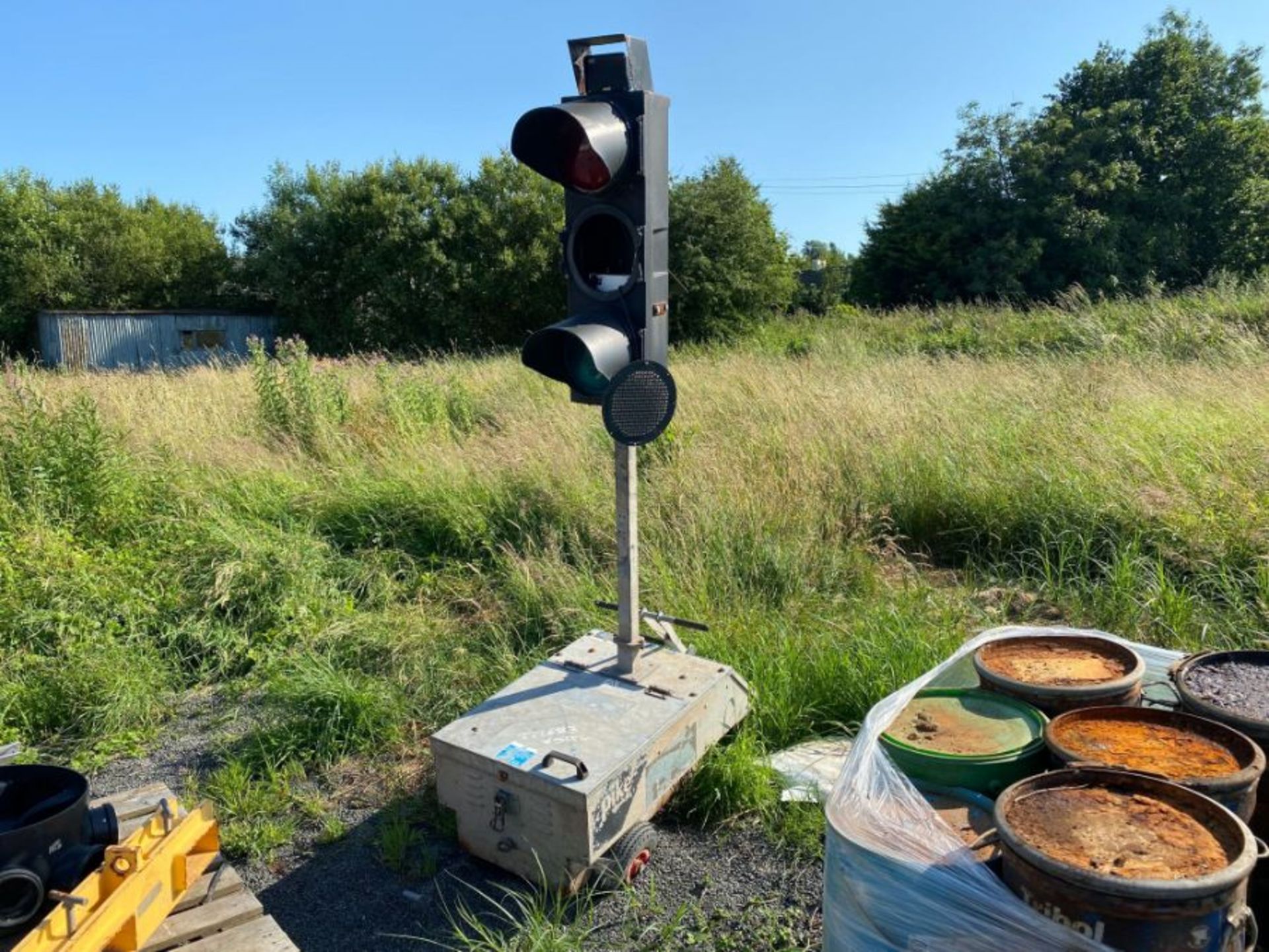 PIKE PORTABLE TRAFFIC LIGHTS (HAMMER VAT ON THIS ITEM)