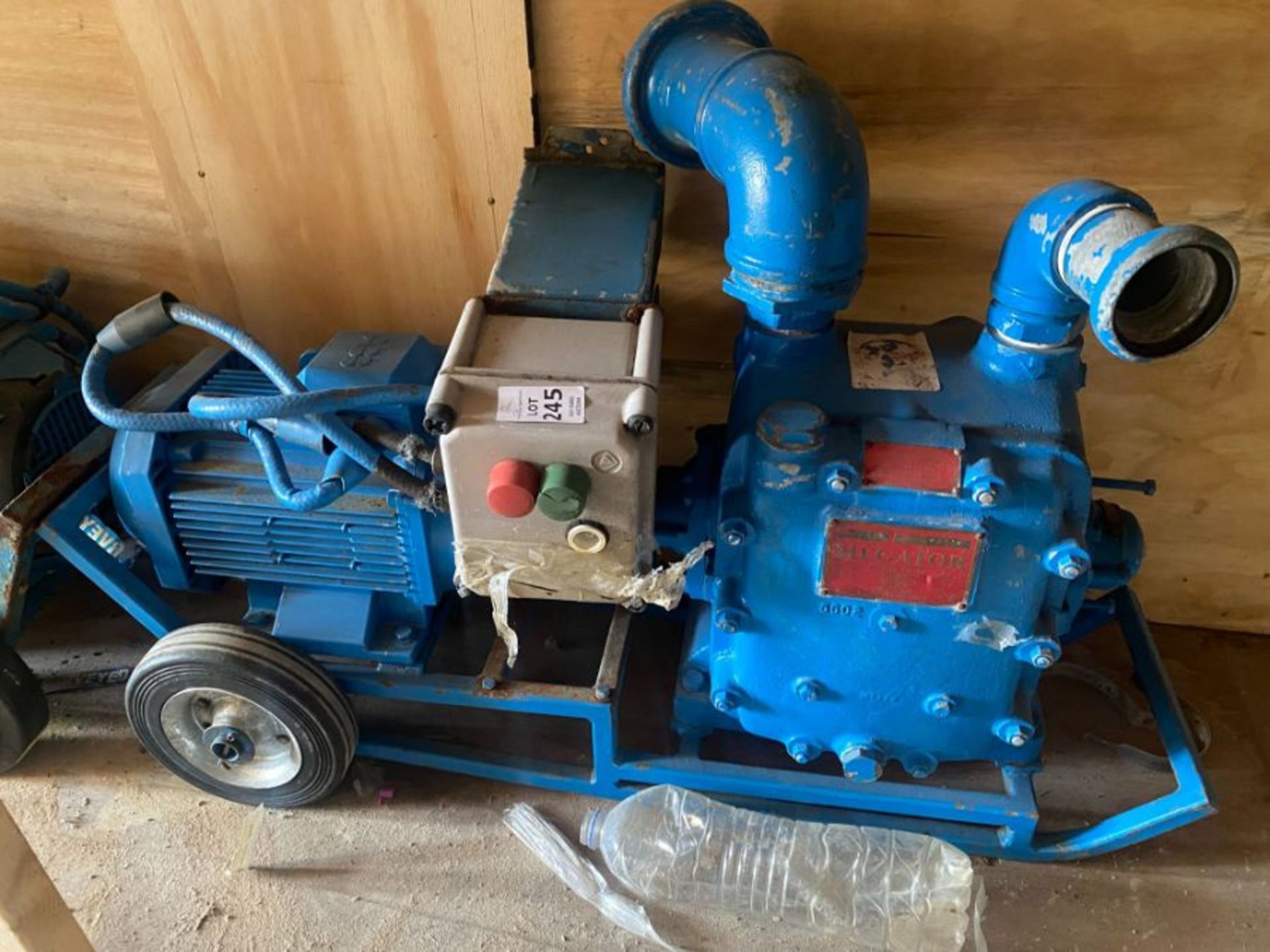 3-PHASE HIGH PRESSURE WATER PUMP ON TROLLEY (HAMMER VAT ON THIS ITEM)