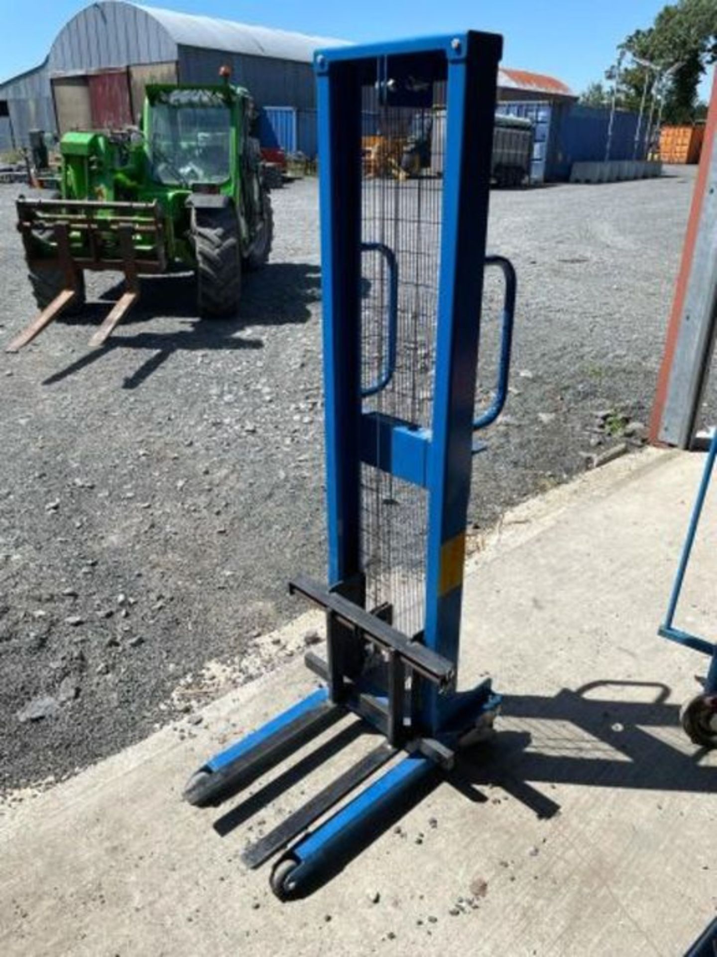 HIGH LIFT PALLET TRUCK (BLUE) (WORKING) (HAMMER VAT ON THIS ITEM)