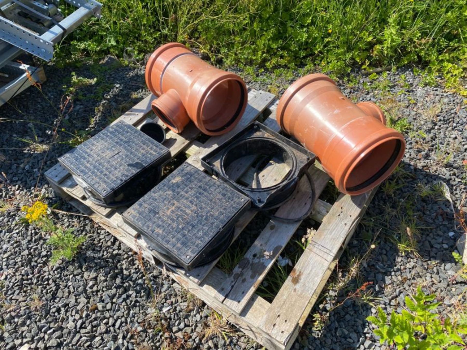 PALLET OF ASSORTED PIPE FITTINGS & MANHOLES (HAMMER VAT ON THIS ITEM)