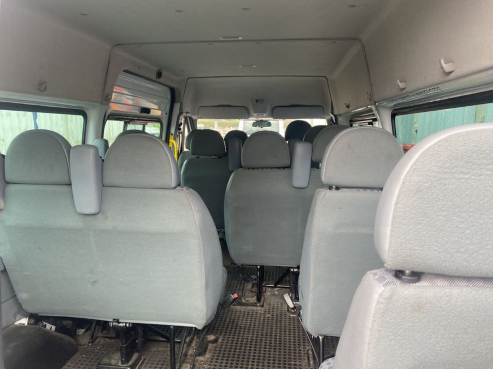 2009 WHITE FORD TRANSIT 2.4 15-SEATER MINI BUS (117,990KM) (TURNS ON AND DRIVING) (NO MOT, NO - Image 4 of 8
