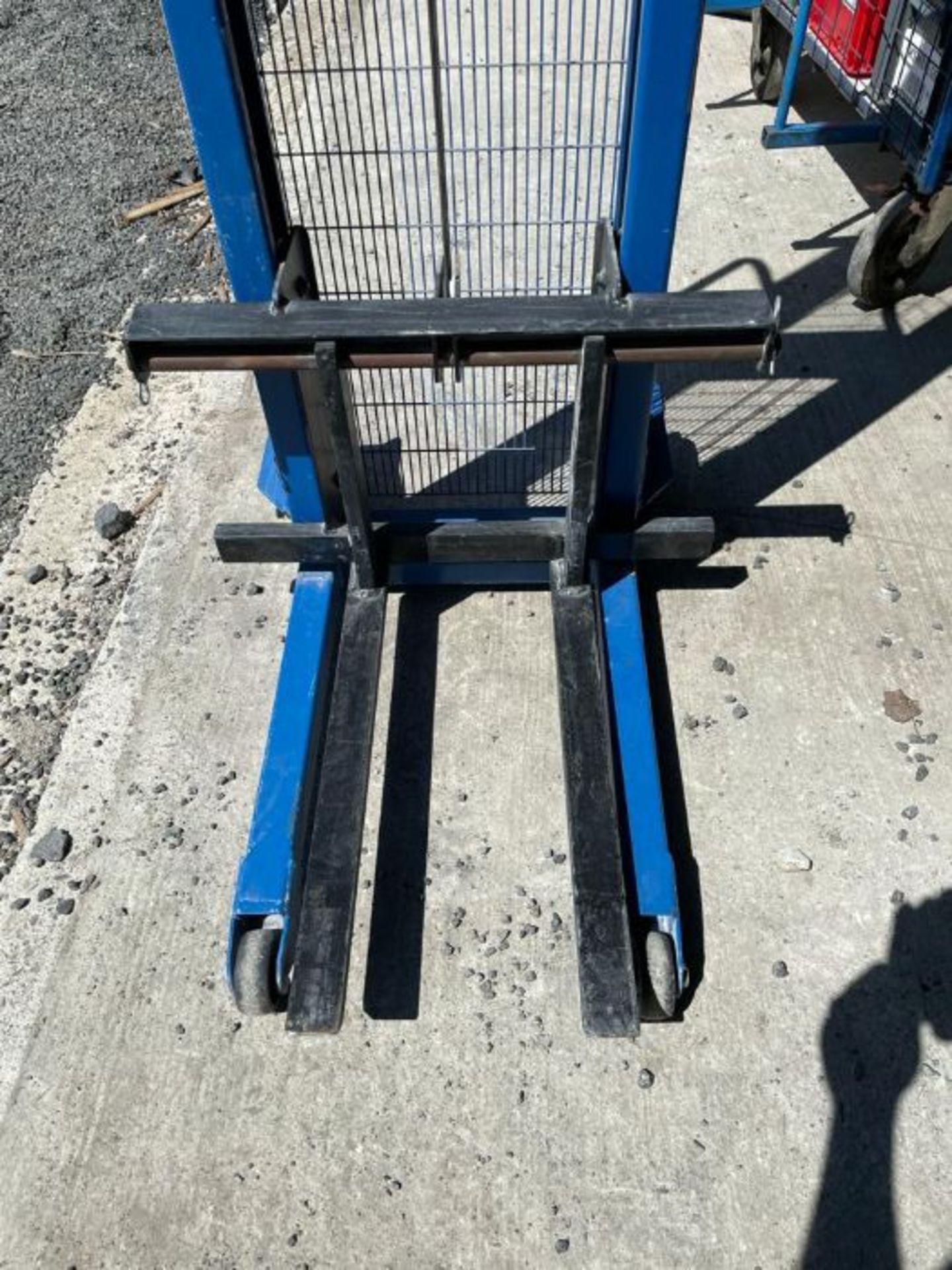 HIGH LIFT PALLET TRUCK (BLUE) (WORKING) (HAMMER VAT ON THIS ITEM) - Image 4 of 4