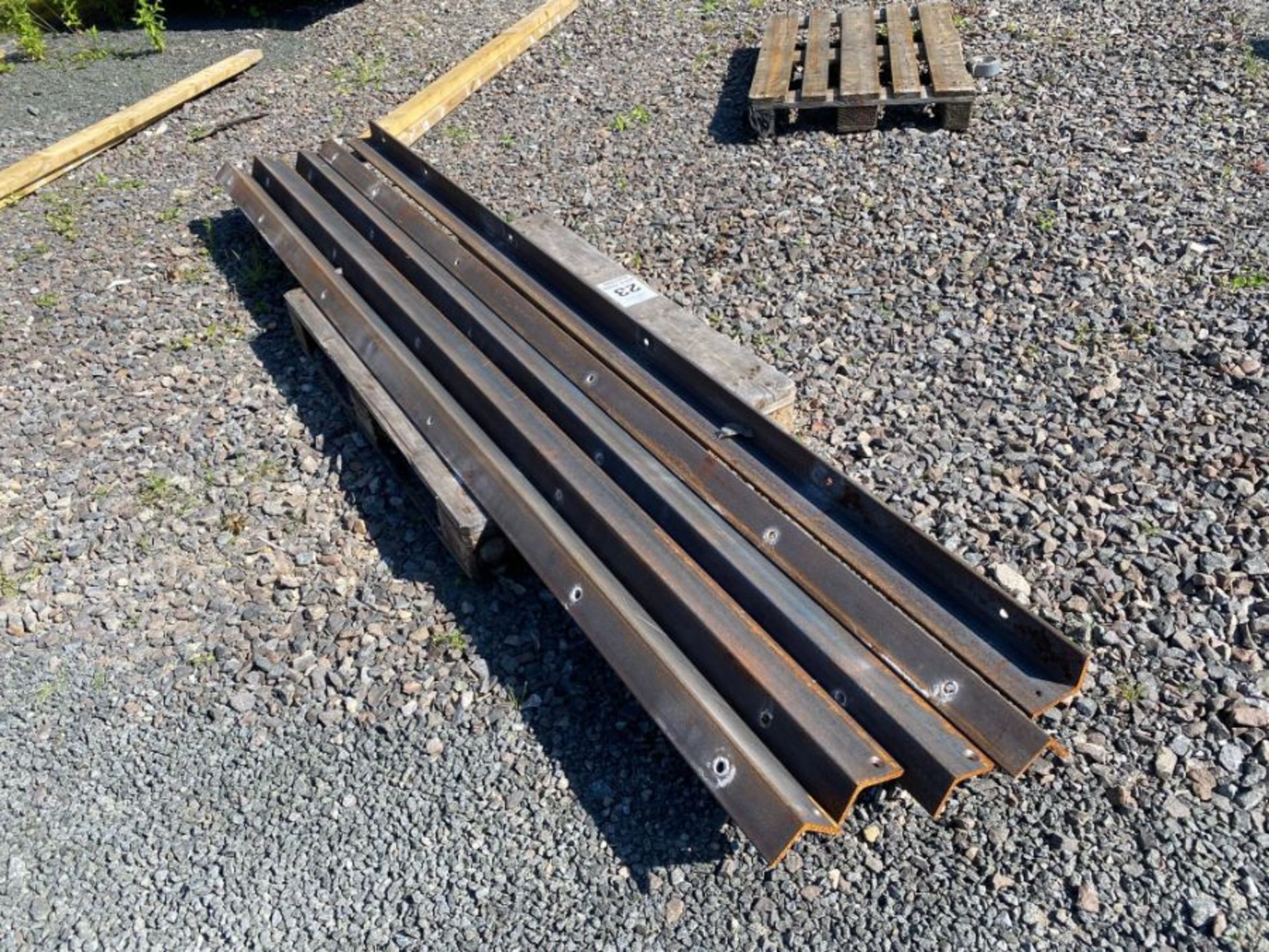 5 X LENGTHS OF 4 X 3” ANGLE IRON 10MM THICK (LENGTHS 118” - 121”) (HAMMER VAT ON THIS ITEM)