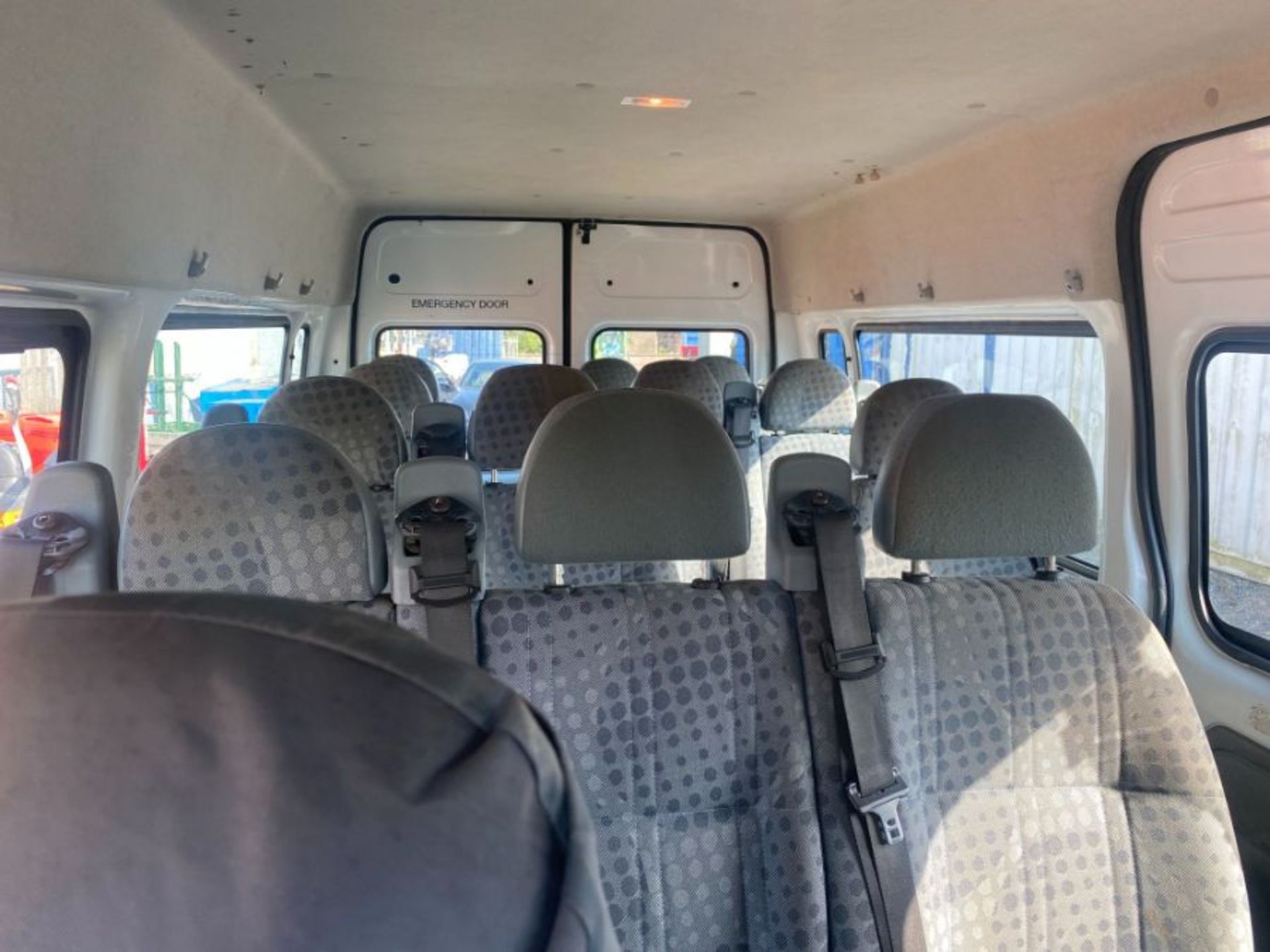 2008 WHITE FORD TRANSIT 2.4 15-SEATER MINI BUS (TURNS ON AND DRIVING) (105,425KM - NO MOT, NO - Image 5 of 8